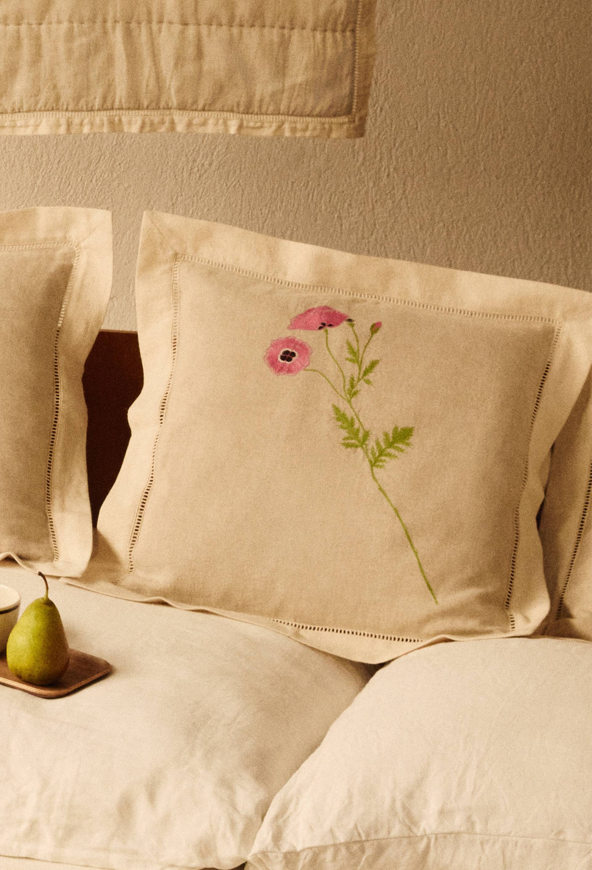Coussin &agrave; broderies pavot en lin - SARAH ESPEUTE x MONOPRIX, Beige clair, large image number 0