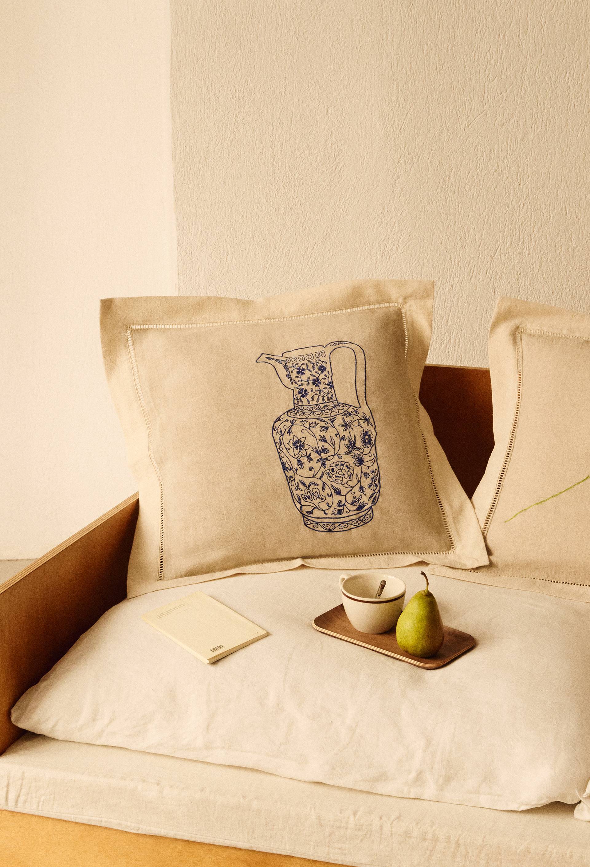 Coussin &agrave; broderies vase en lin - SARAH ESPEUTE x MONOPRIX, Beige clair, large image number 0