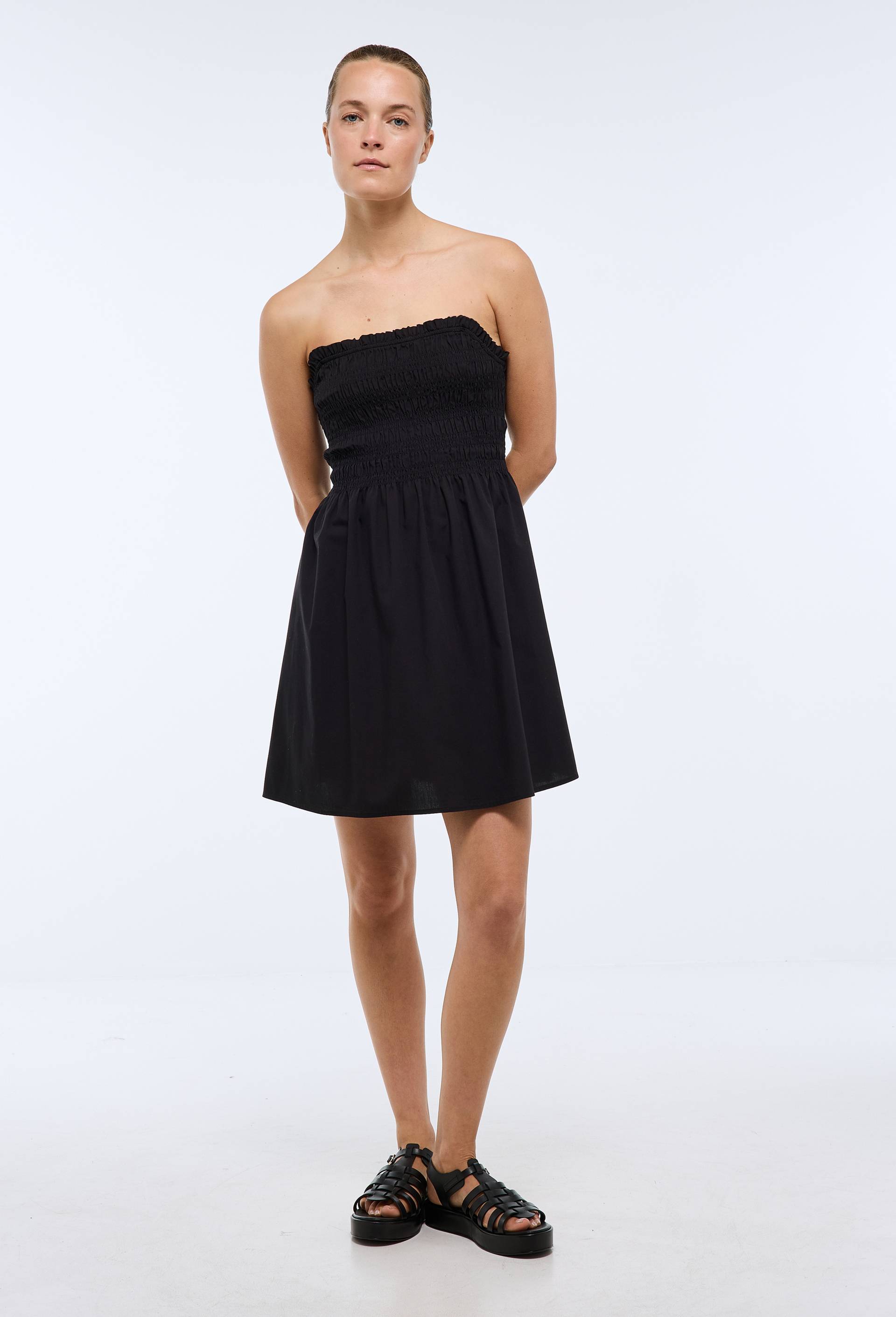 Robe courte smock&eacute;e en coton BIO GOTS, Noir, large image number 1