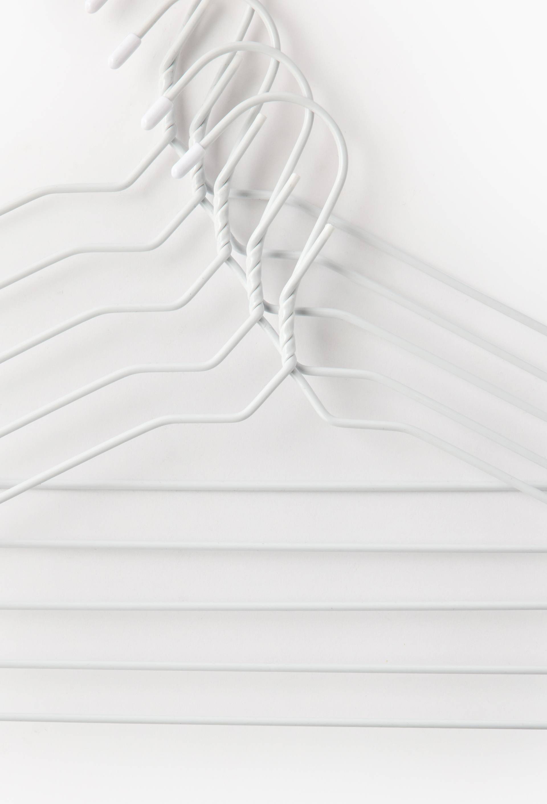 Lot 5 cintres, en m&eacute;tal et plastique, Blanc, large image number 1