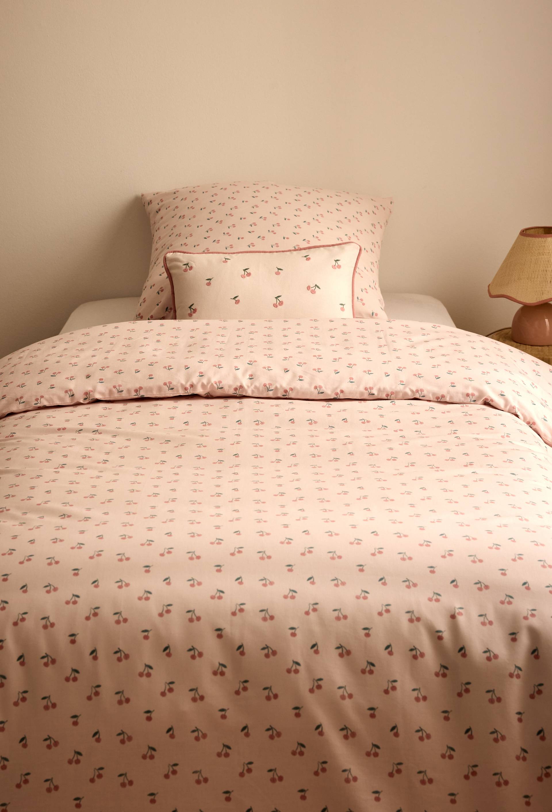 Lot linge de lit imprim&eacute; motif fruits, 140x200cm + 63x63cm, en coton bio, Multicolore, large image number 0