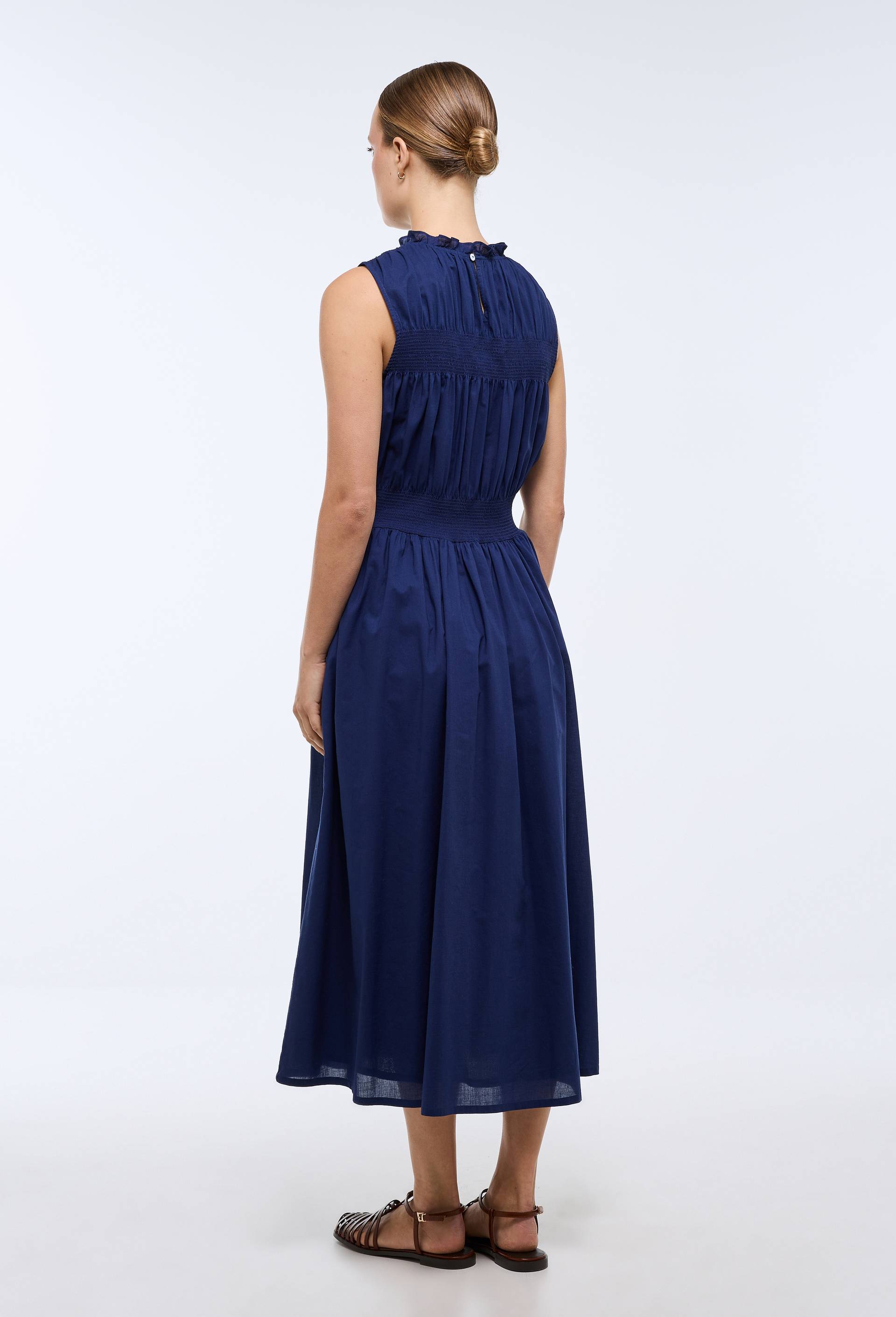 Robe longue smock&eacute;e unie en coton BIO GOTS, Bleu fonc&eacute;, large image number 2.0