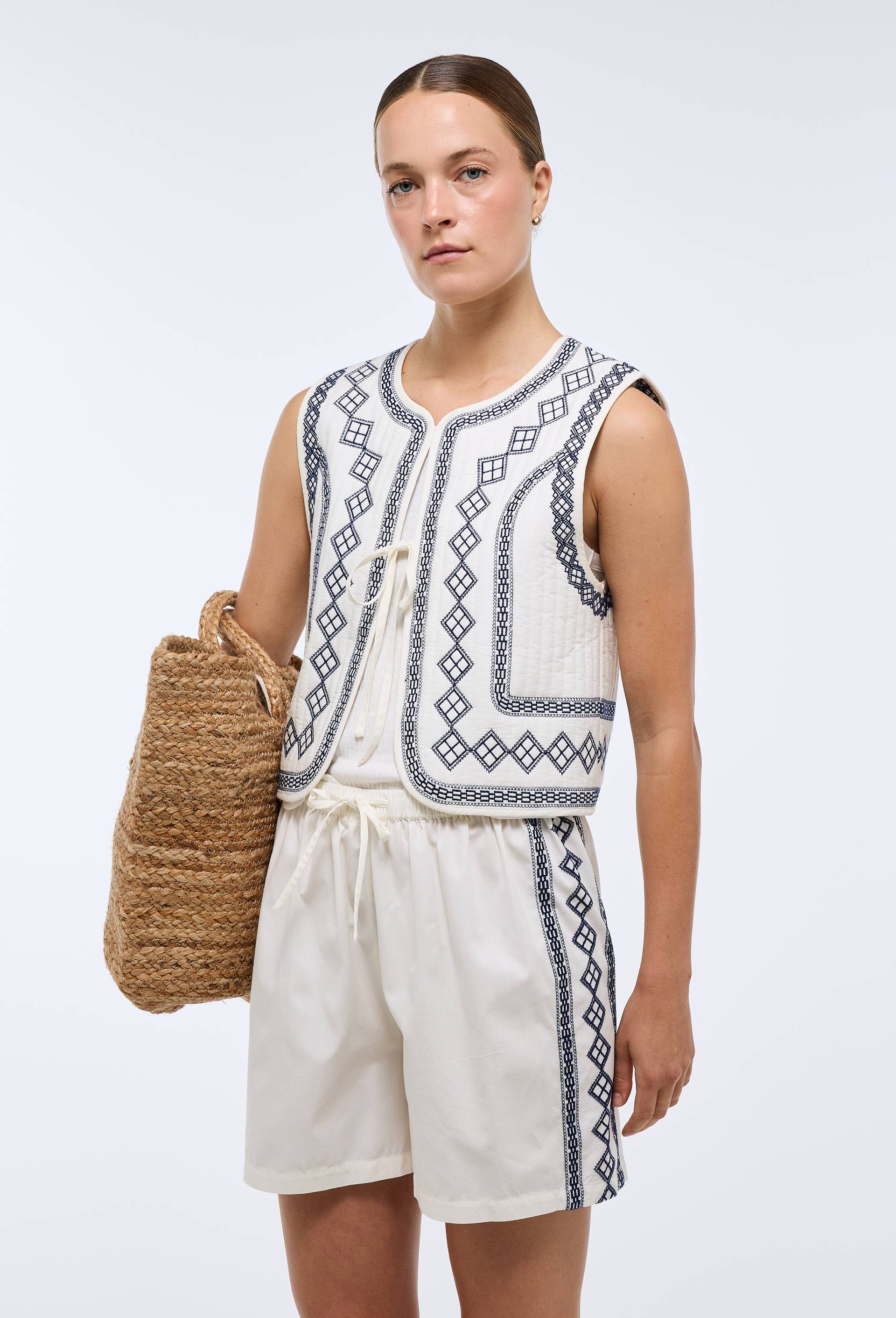 Short en coton avec broderie, Ecru, large image number 2