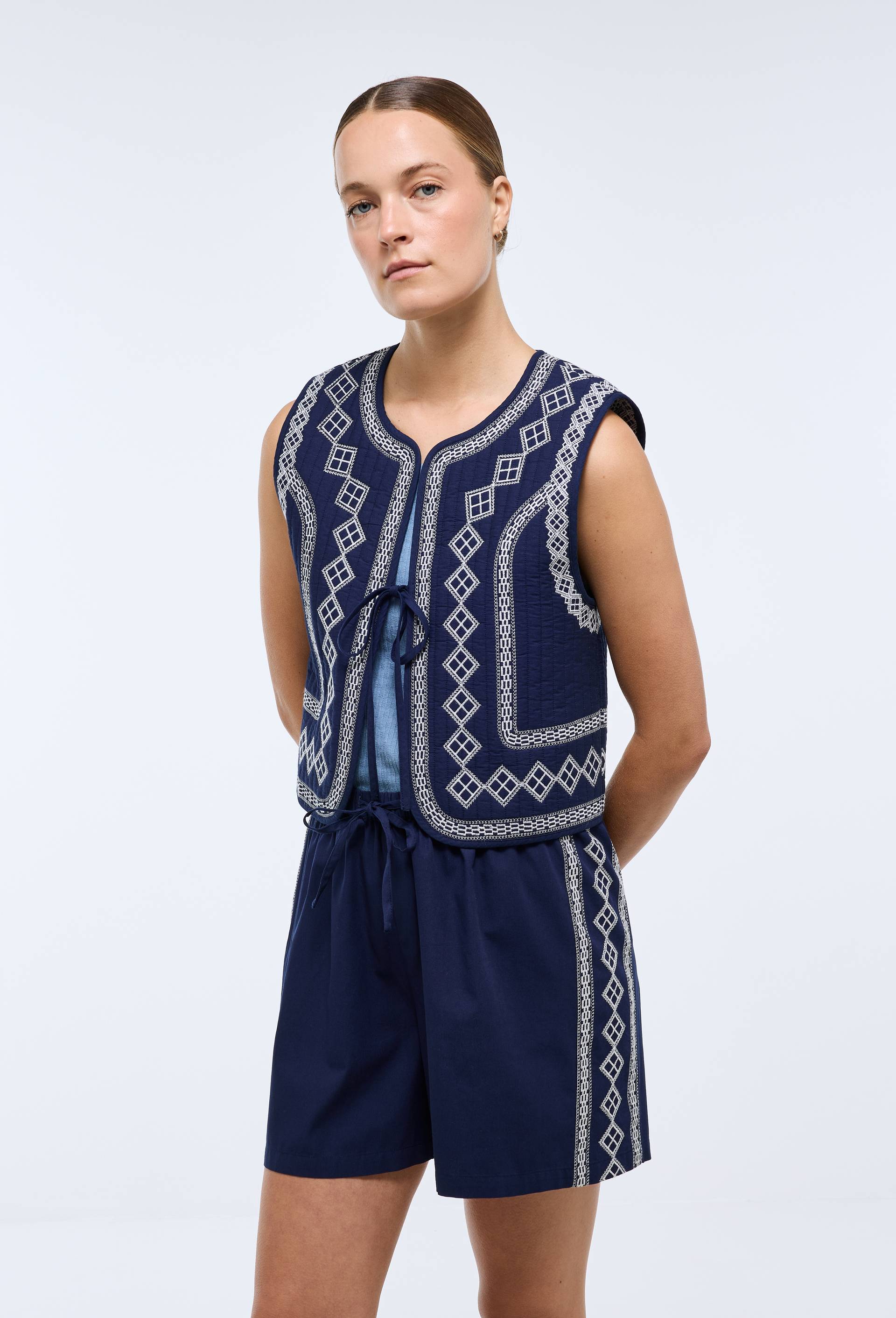 Short en coton avec broderie, Bleu fonc&eacute;, swatch image