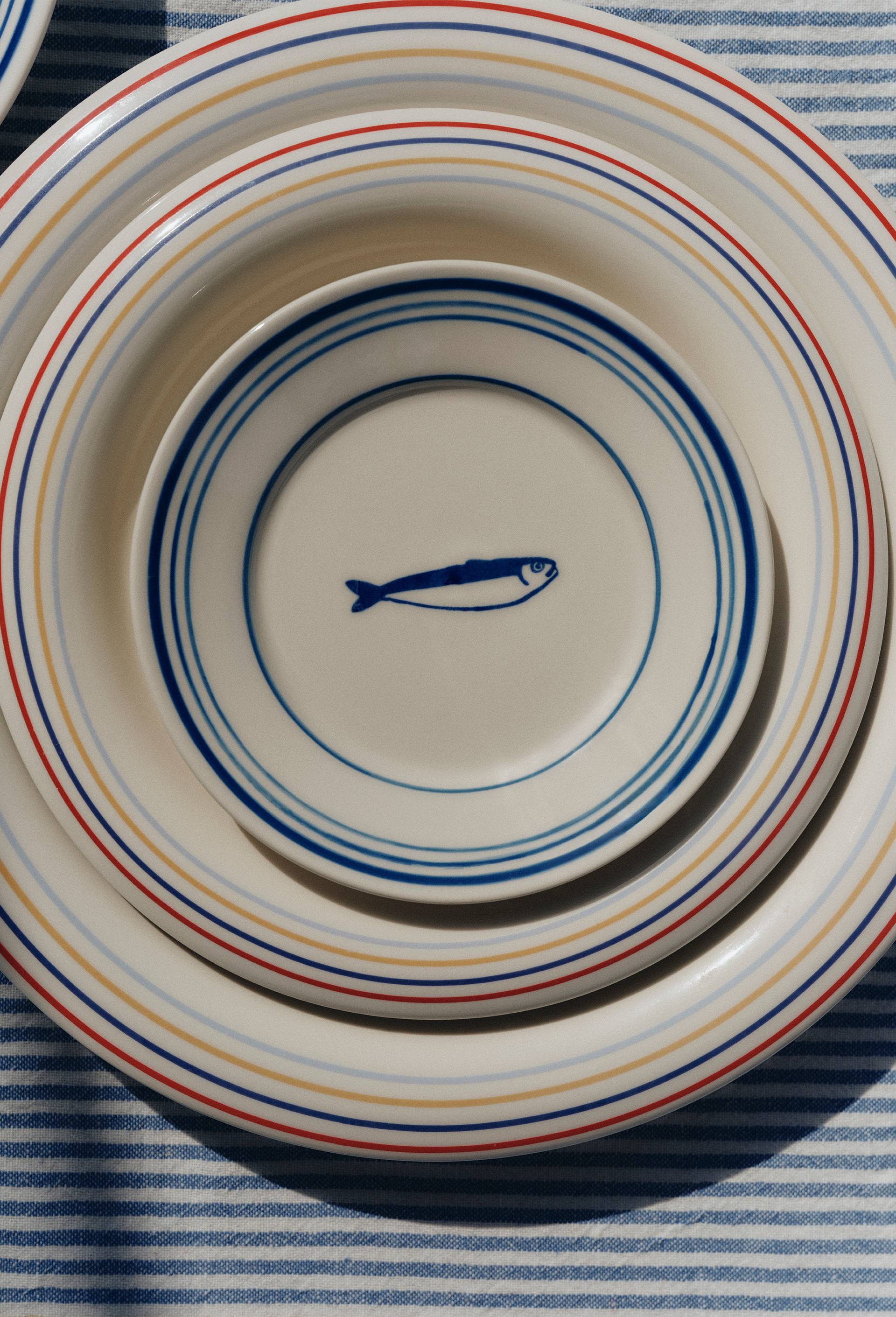Assiette &agrave; mignardises finition liser&eacute;, 14cm, motif poisson, Bleu, large image number 0.0