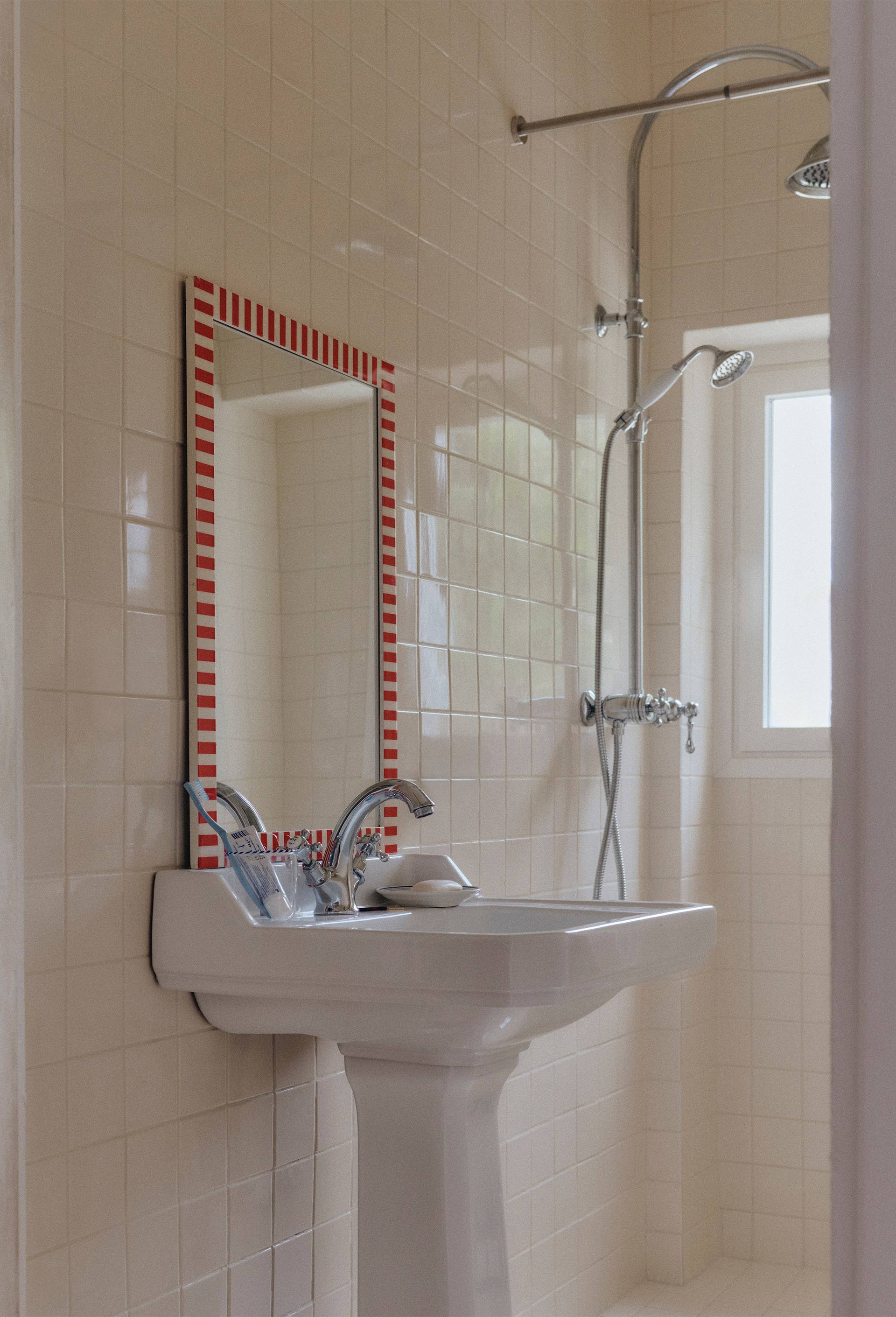 Miroir rectangulaire, 50x1,2x70cm, en MDF et verre, Rouge, large image number 0.0