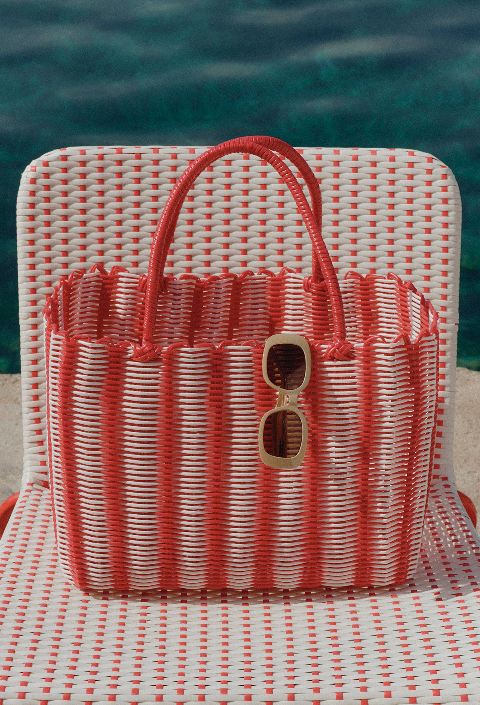 Panier scoubidou rectangulaire ray&eacute;, 31x40x20cm, en plastique, Rouge, large image number 0