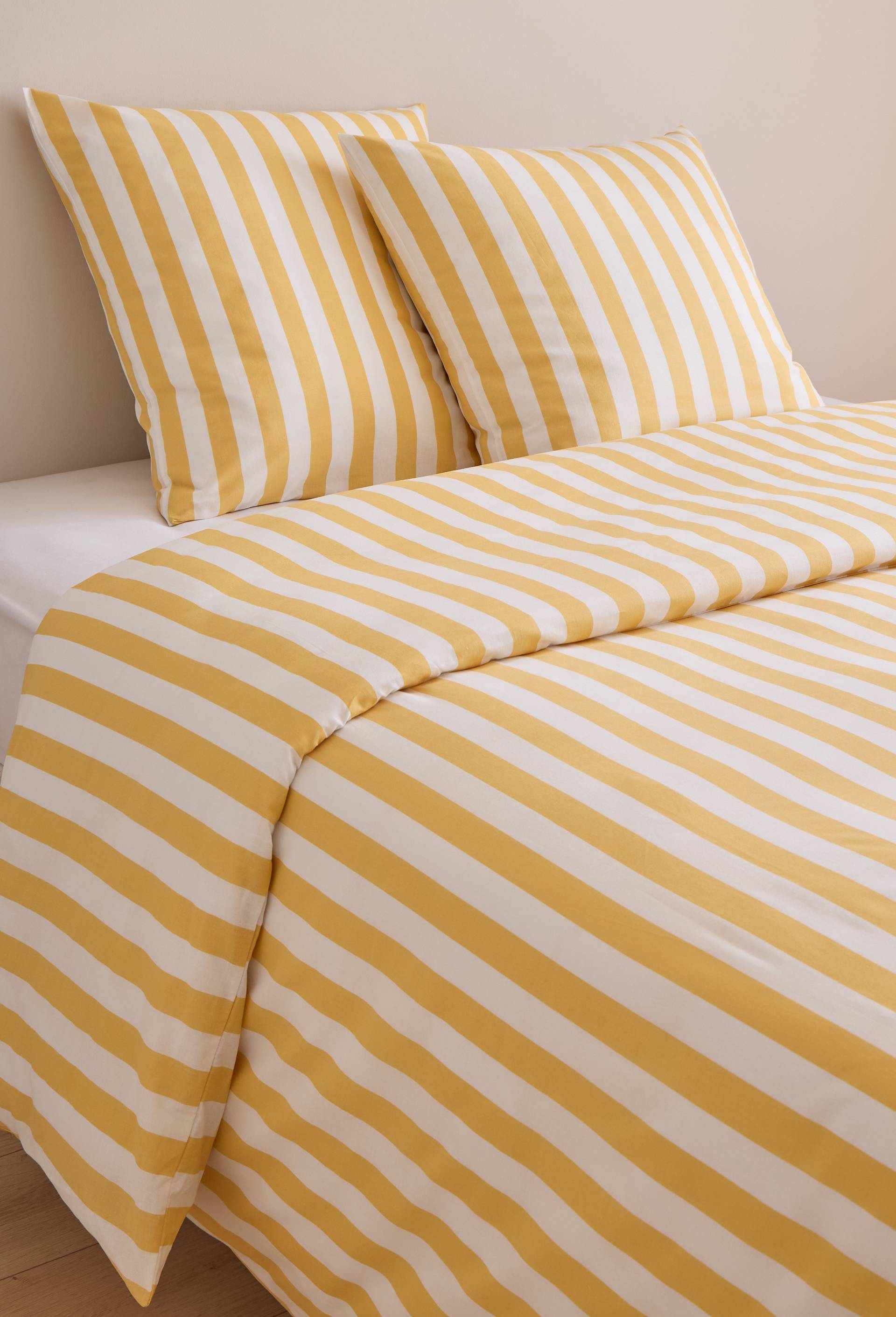 Lot avec housse de couette et deux taies d'oreiller carr&eacute;es imprim&eacute; ray&eacute;, 240x220cm et 63x63cm, 100% coton bio GOTS, Jaune, large image number 0
