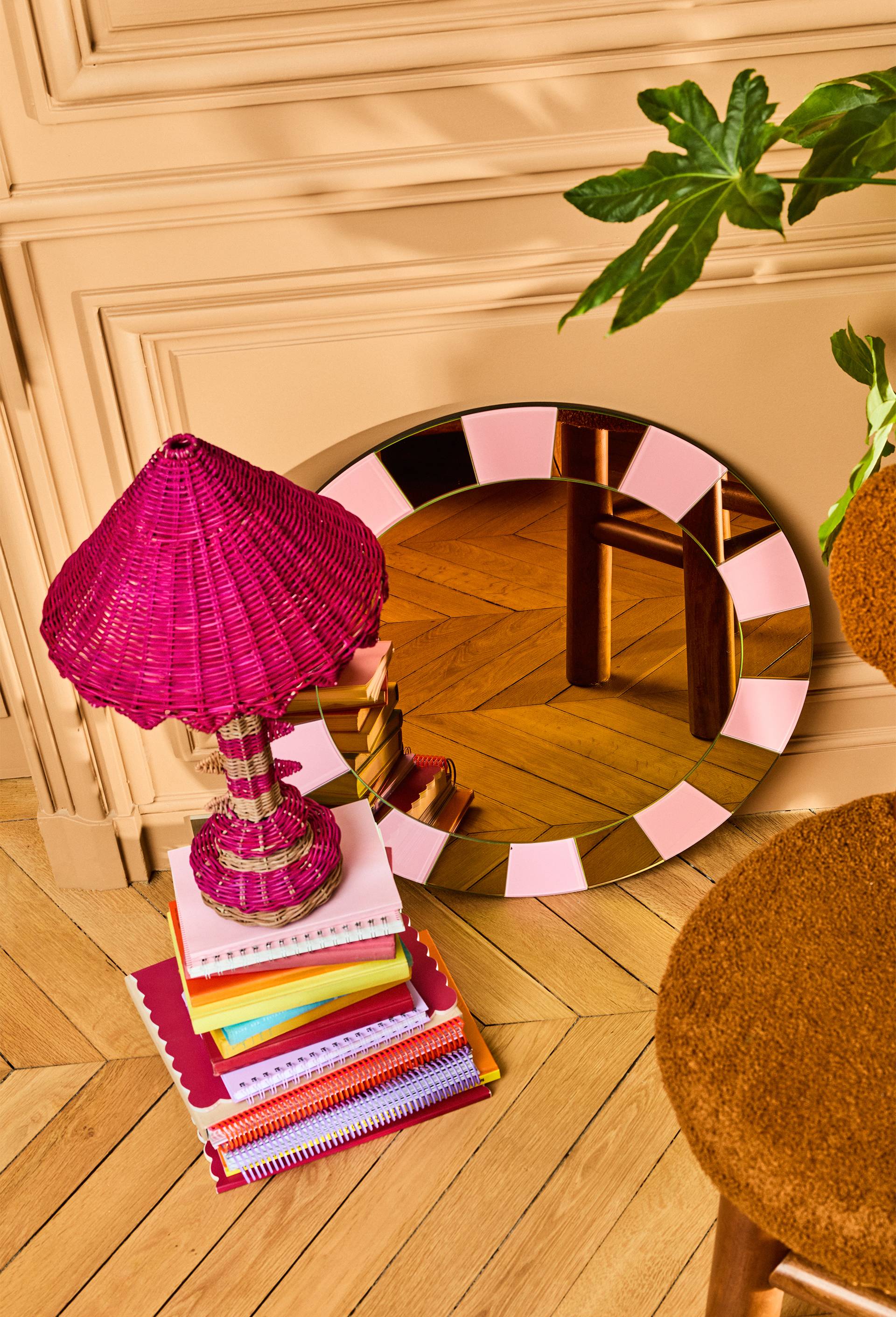 Lampe &agrave; poser bicolore, 55x29.5cm, en rotin - MESTIZ x MONOPRIX, Rose, large image number 1