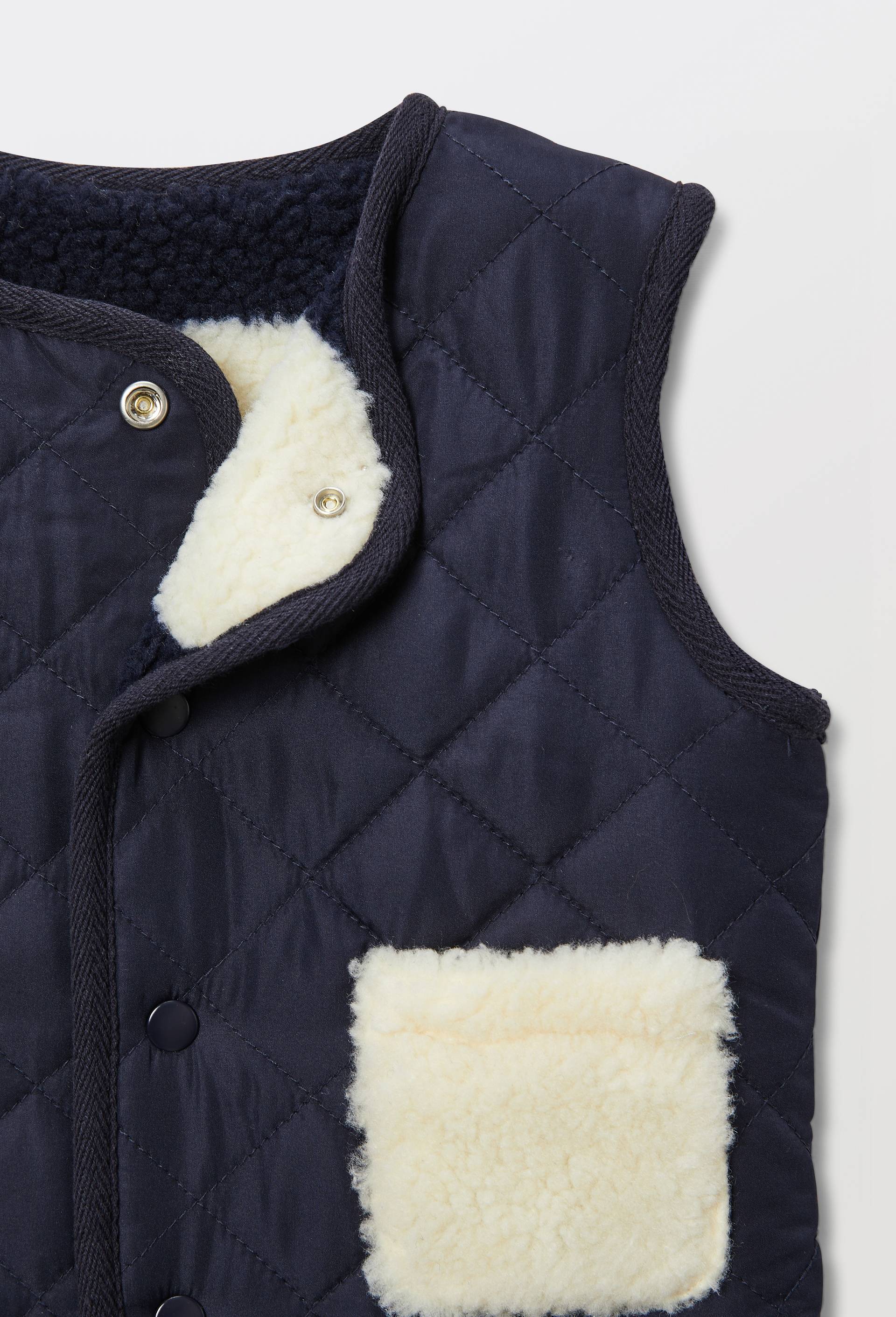 Gilet sans manches r&eacute;versible ray&eacute; et uni en sherpa, Beige clair, large image number 4
