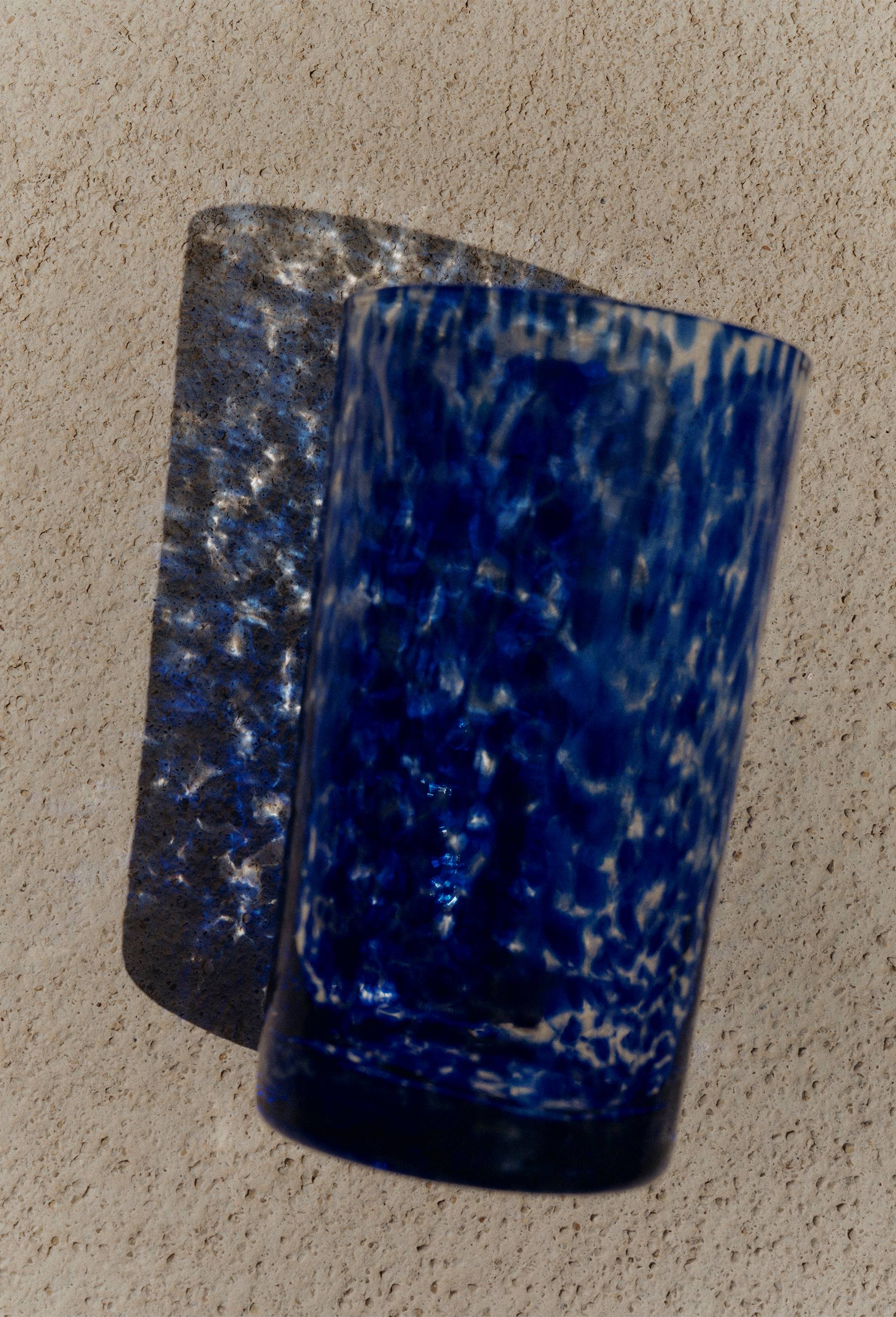 Verre &agrave; eau finition tachet&eacute;e, 45cl, Bleu, large image number 0