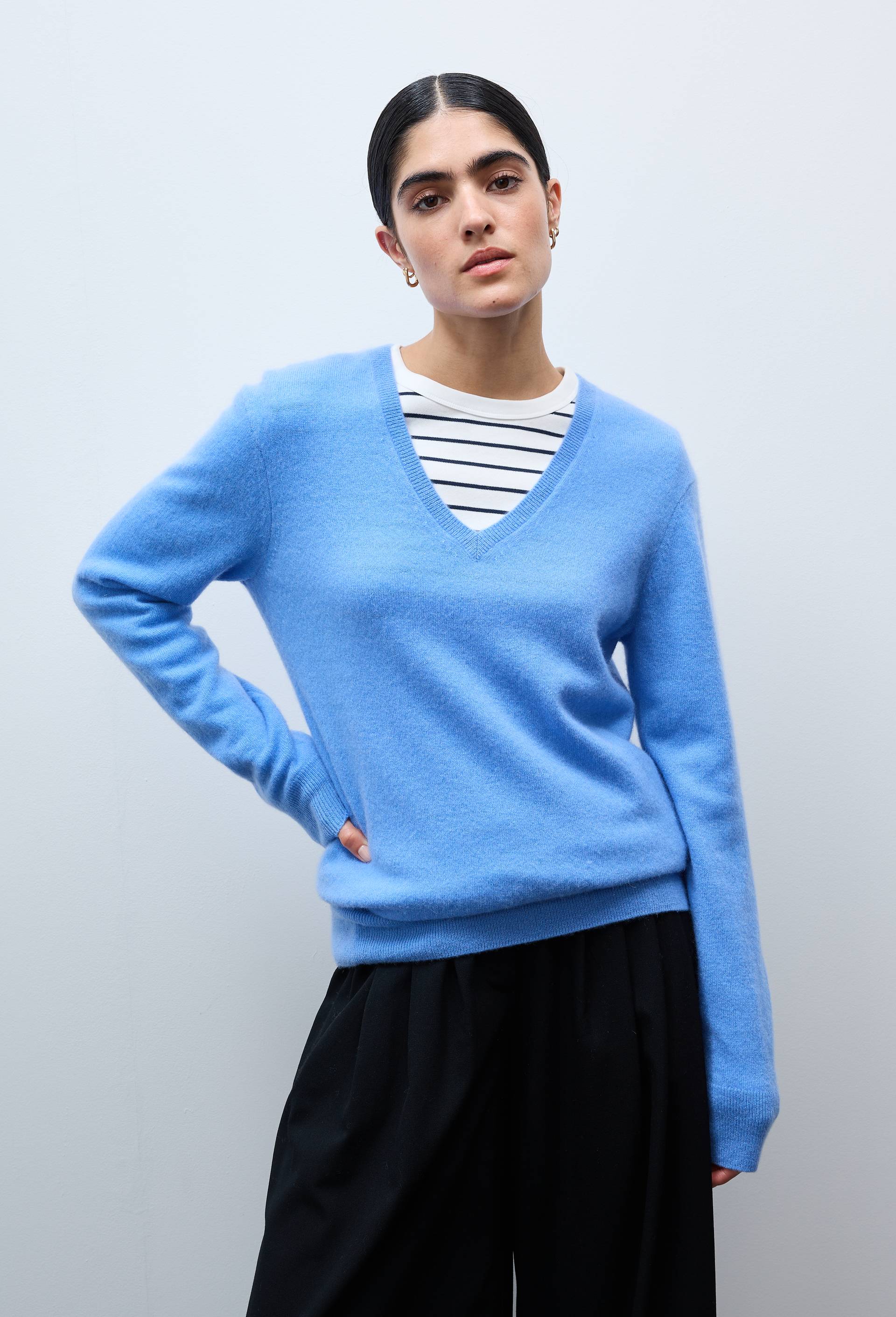Pull uni col V en 100% cachemire, Bleu, large image number 0.0