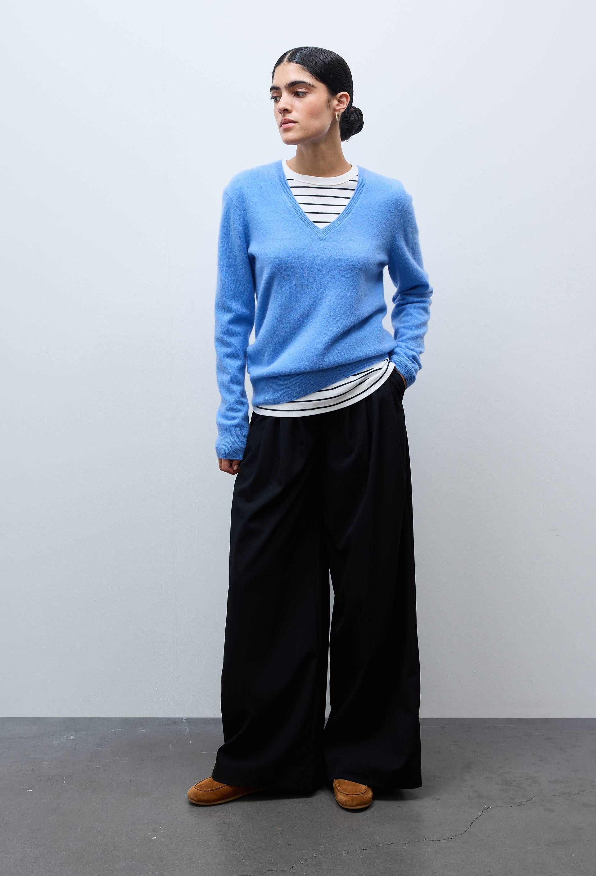 Pull uni col V en 100% cachemire, Bleu, large image number 1.0