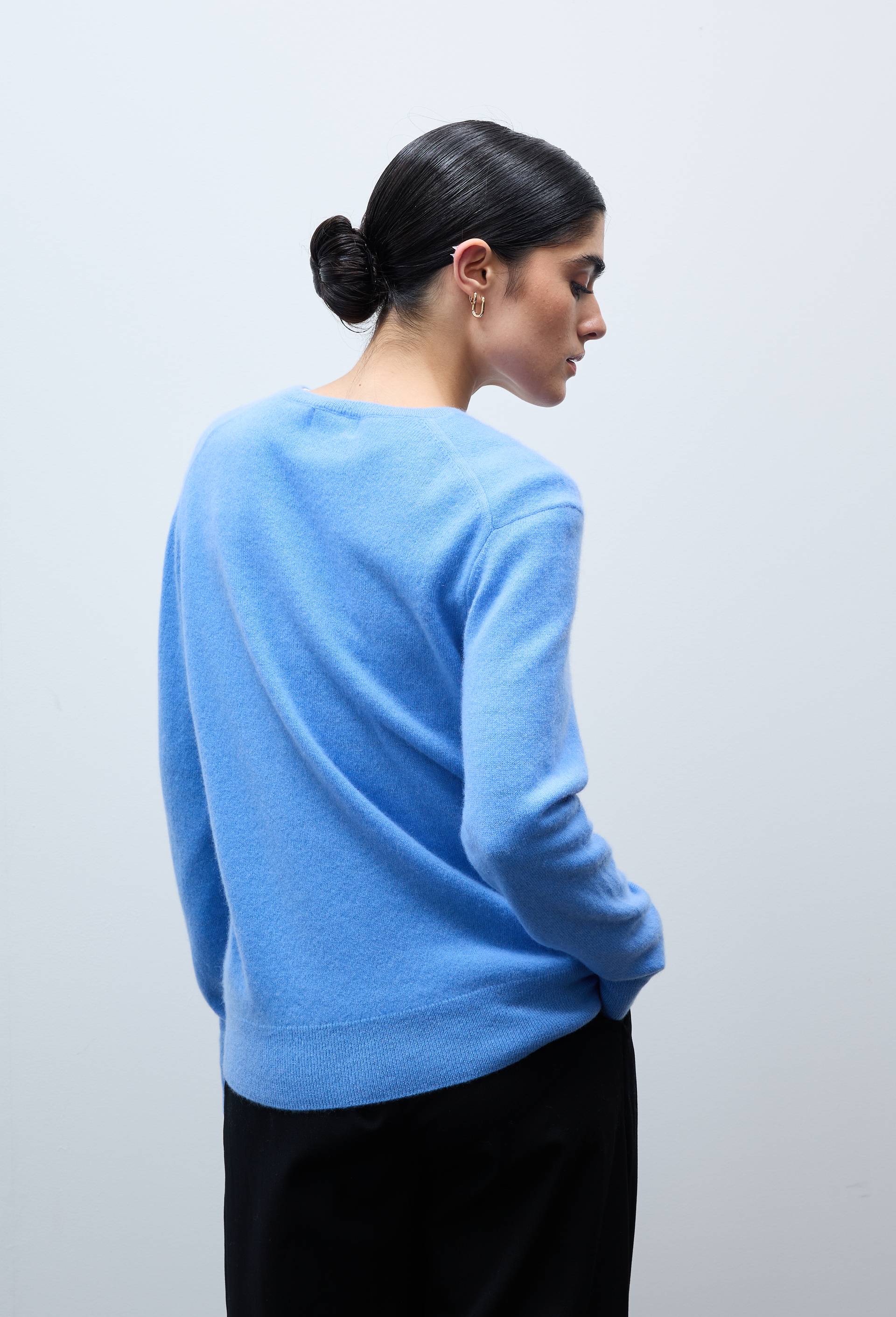 Pull uni col V en 100% cachemire, Bleu, large image number 2