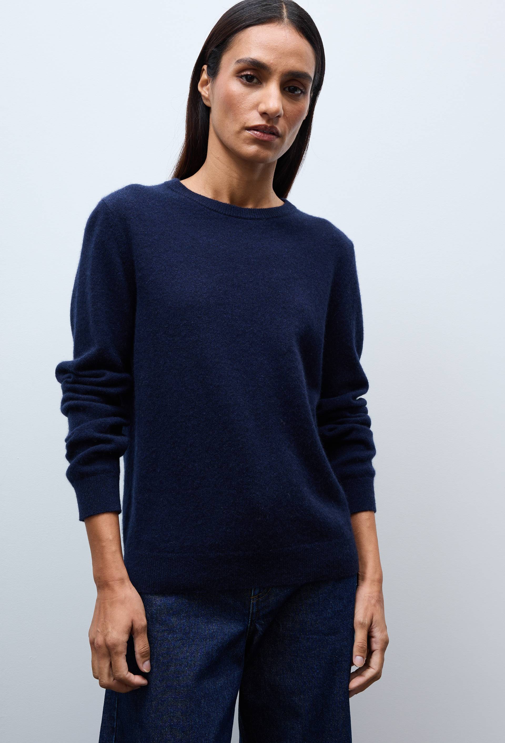 Pull uni col rond en 100% cachemire, Bleu fonc&eacute;, swatch image