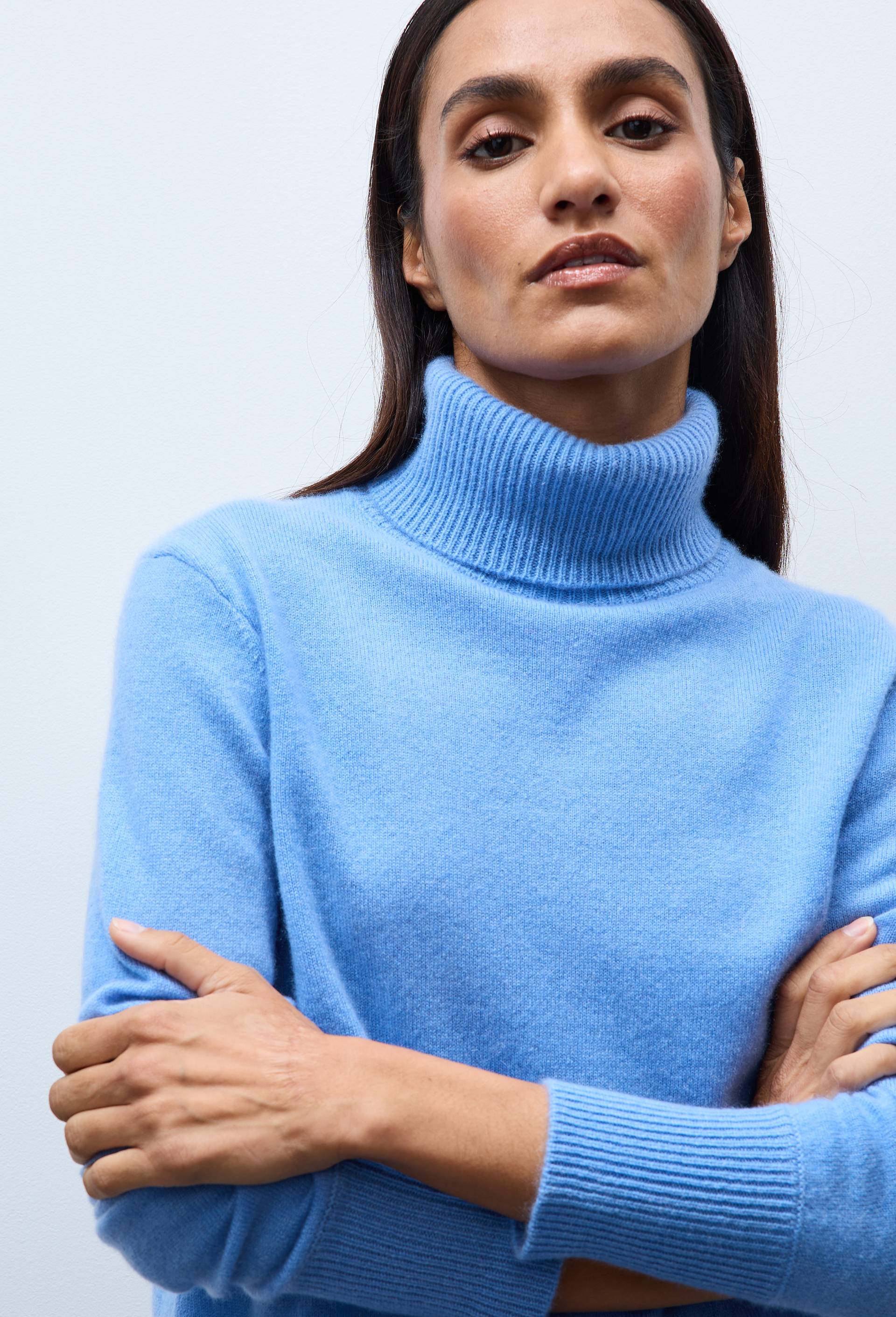 Pull uni col roul&eacute; en 100% cachemire, Bleu, swatch image