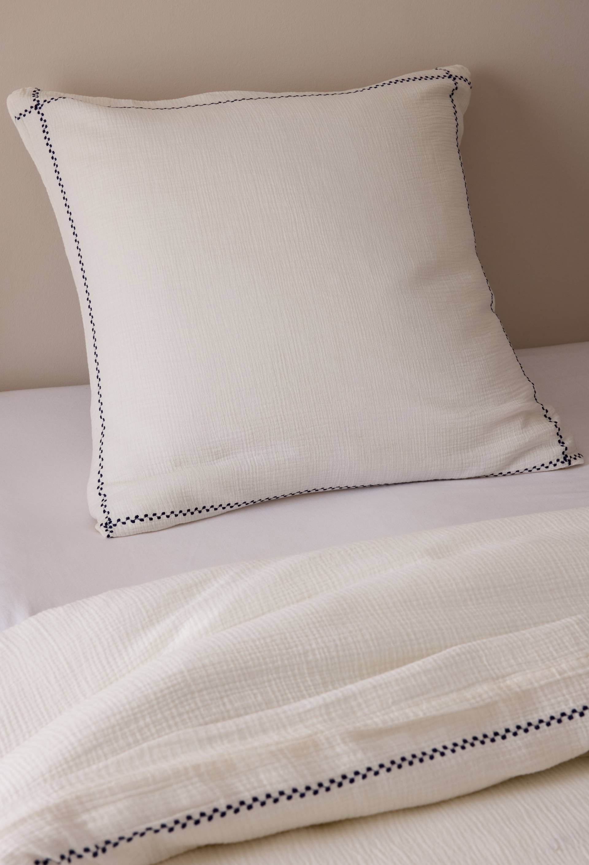Taie carr&eacute;e gaze de coton, 63x63cm, 100% coton bio, GOTS, Ecru, large image number 0.0