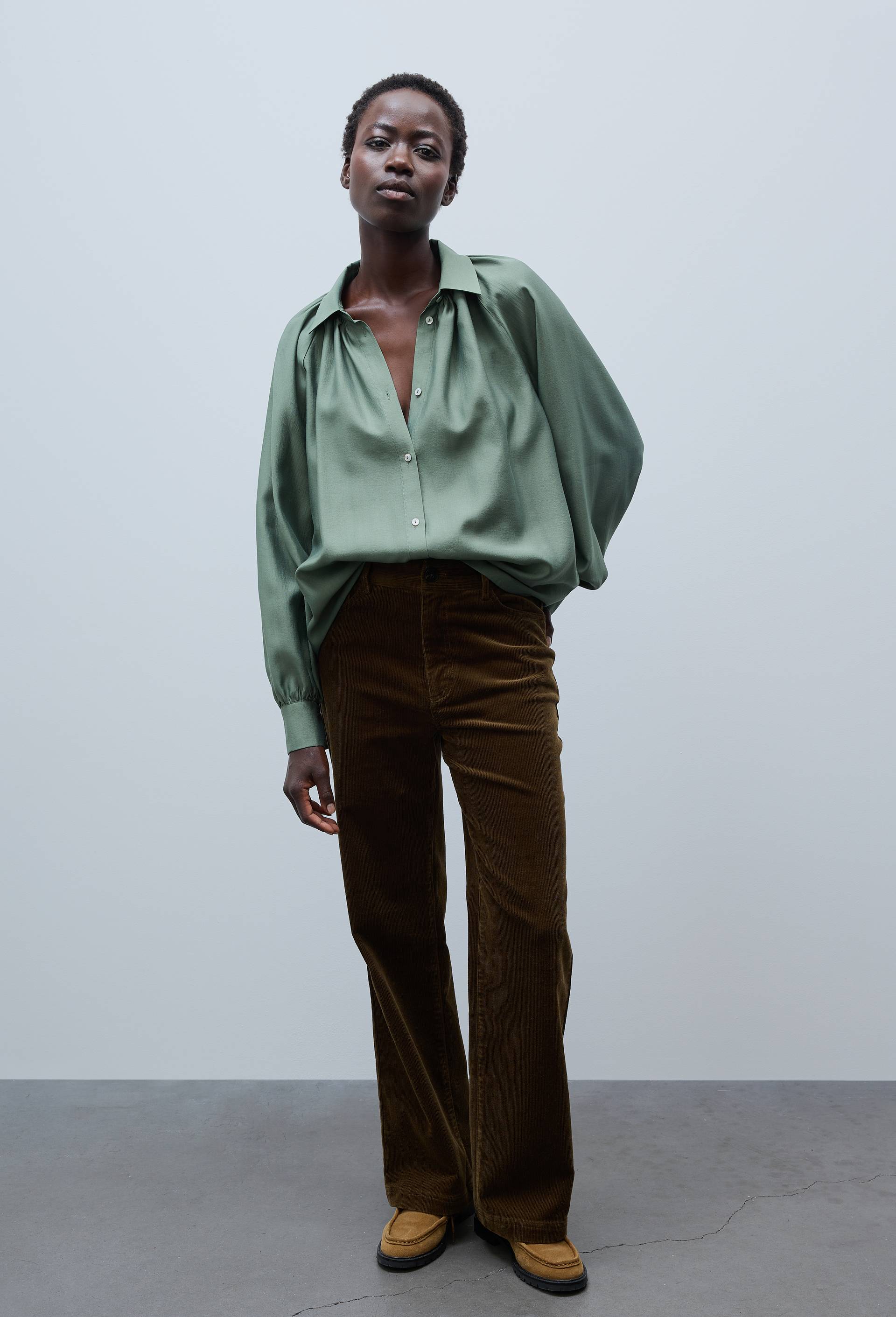 Pantalon large en velours en coton BIO GOTS, Vert fonc&eacute;, swatch image