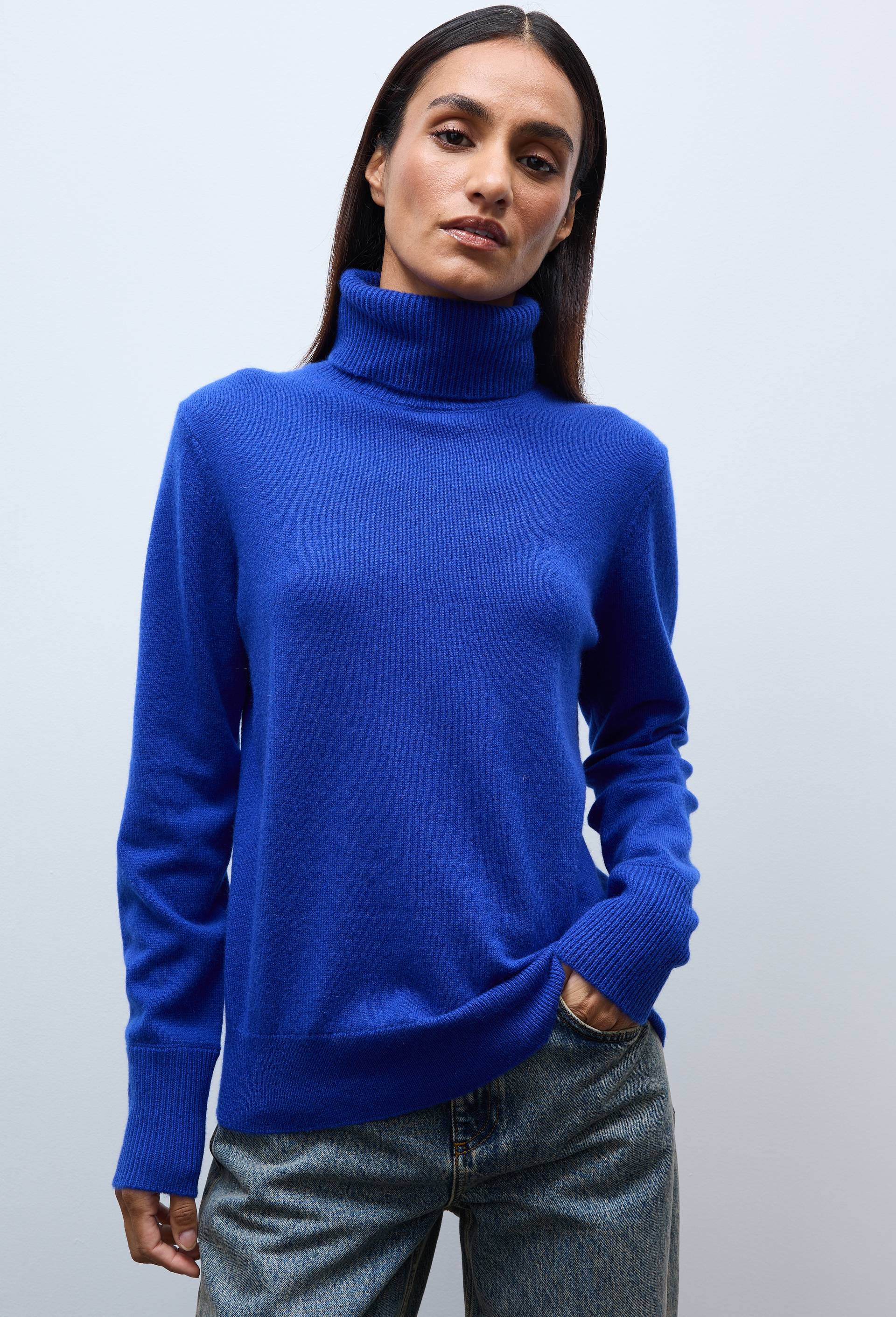 Pull uni col roul&eacute; en 100% cachemire, Bleu, large image number 0.0