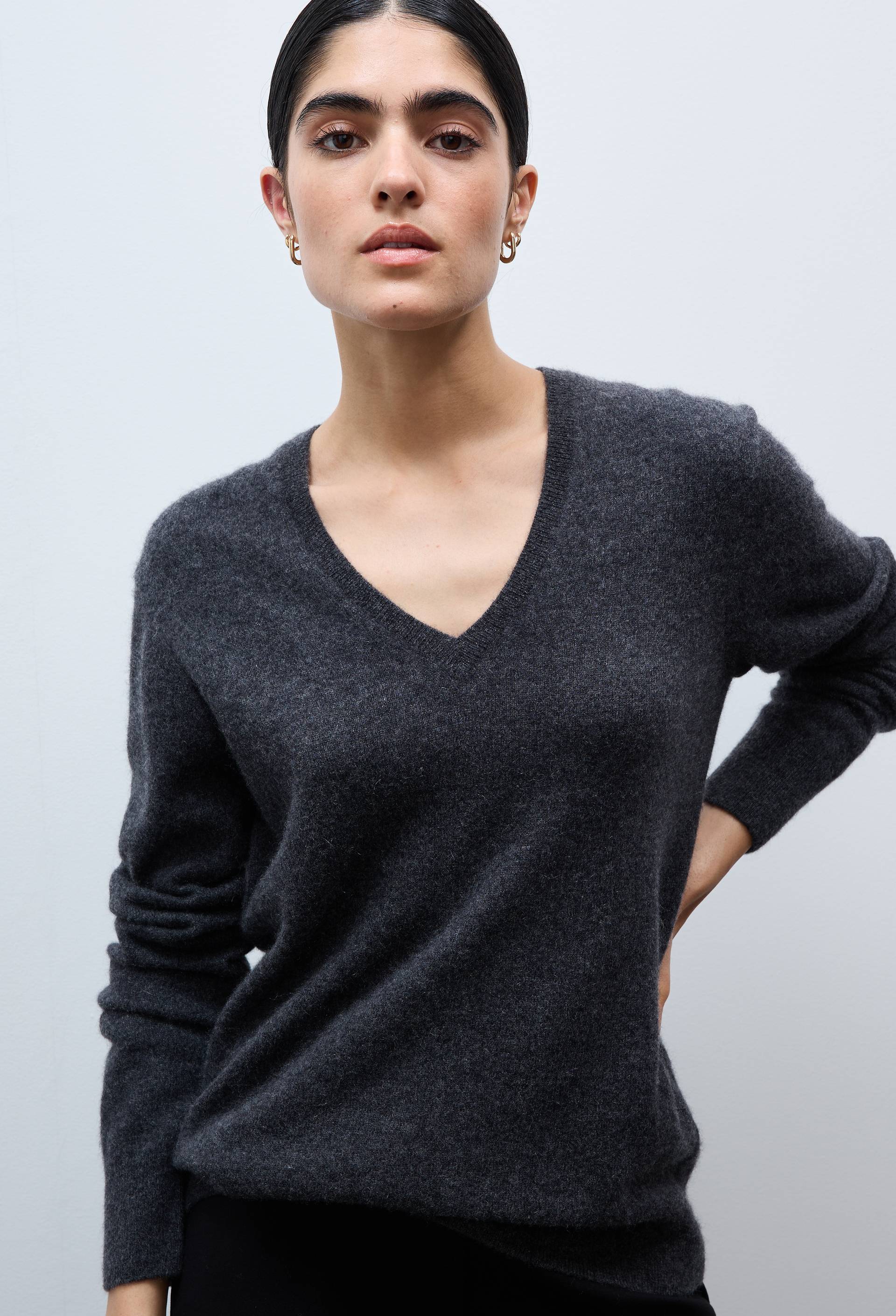 Pull uni col V en 100% cachemire, Gris fonc&eacute;, large image number 0