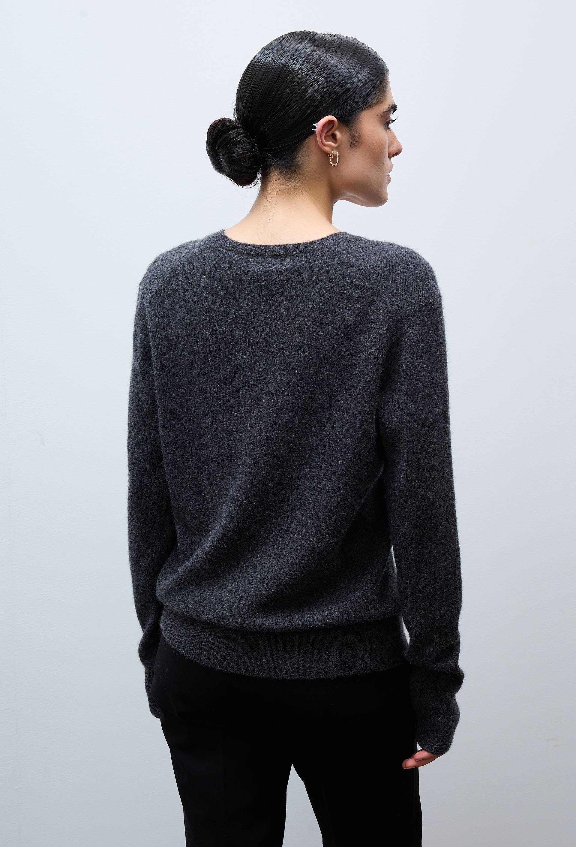 Pull uni col V en 100% cachemire, Gris fonc&eacute;, large image number 1.0