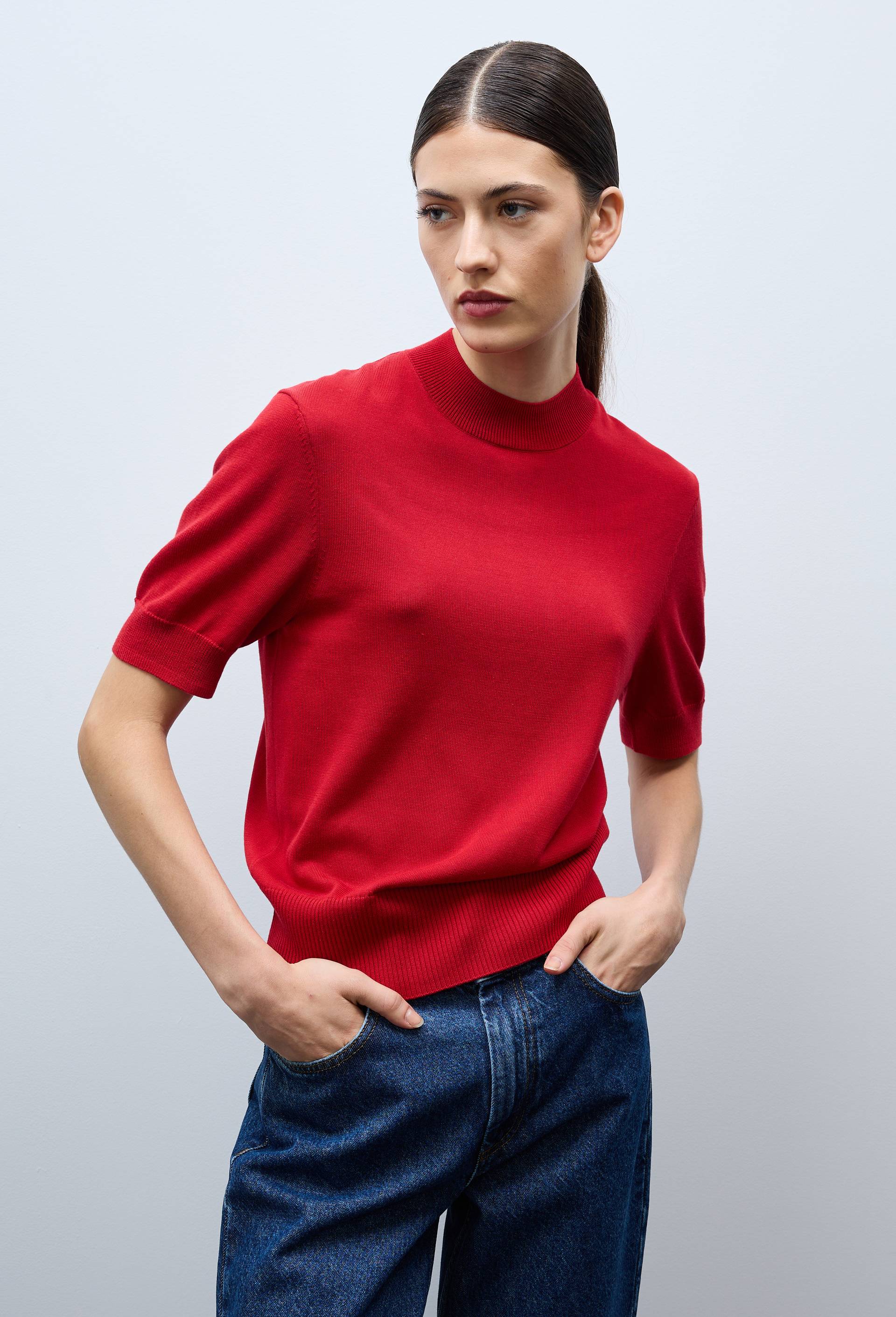 Pull &agrave; col montant en fine maille, Rouge, swatch image