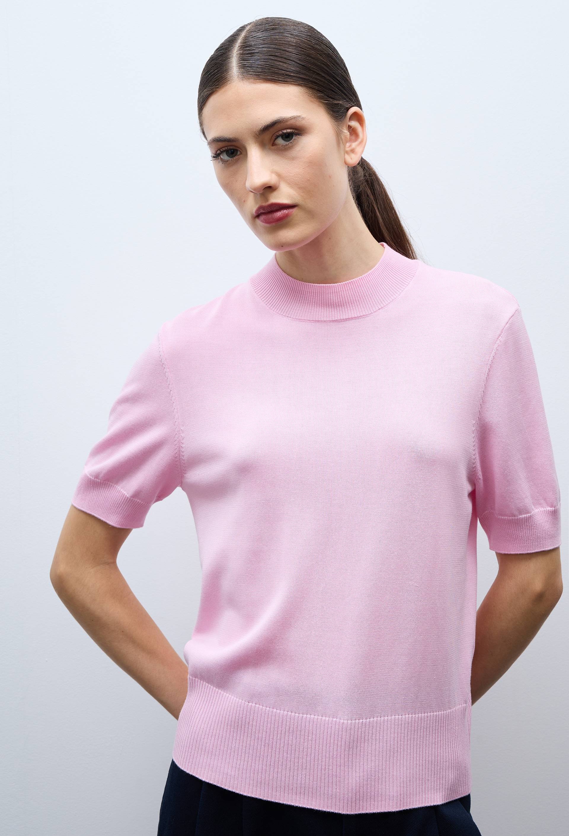 Pull &agrave; col montant en fine maille, Rose, swatch image
