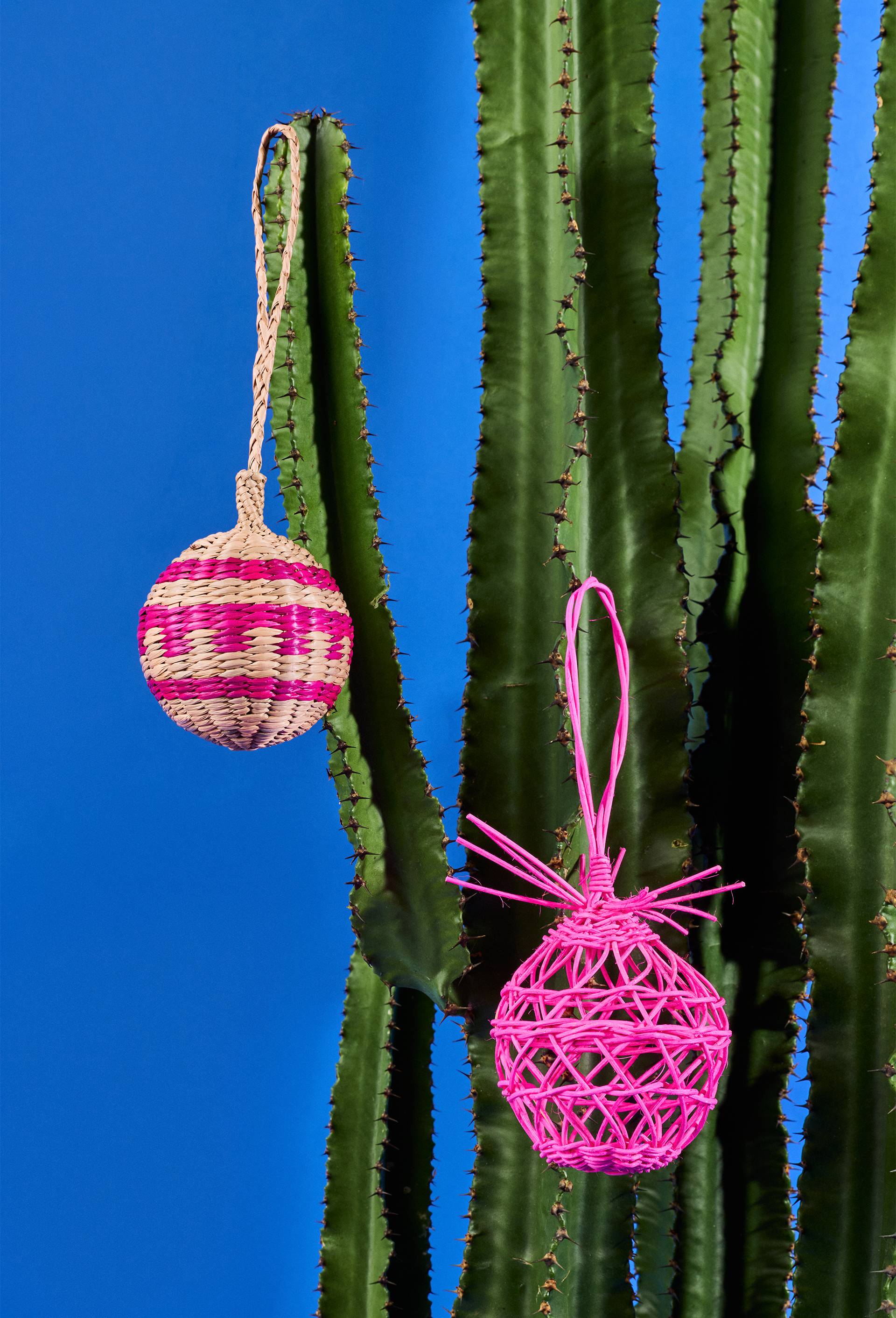 Boule de no&euml;l, 9cm, en rotin - MESTIZ x MONOPRIX, Rose fonc&eacute;, large image number 0