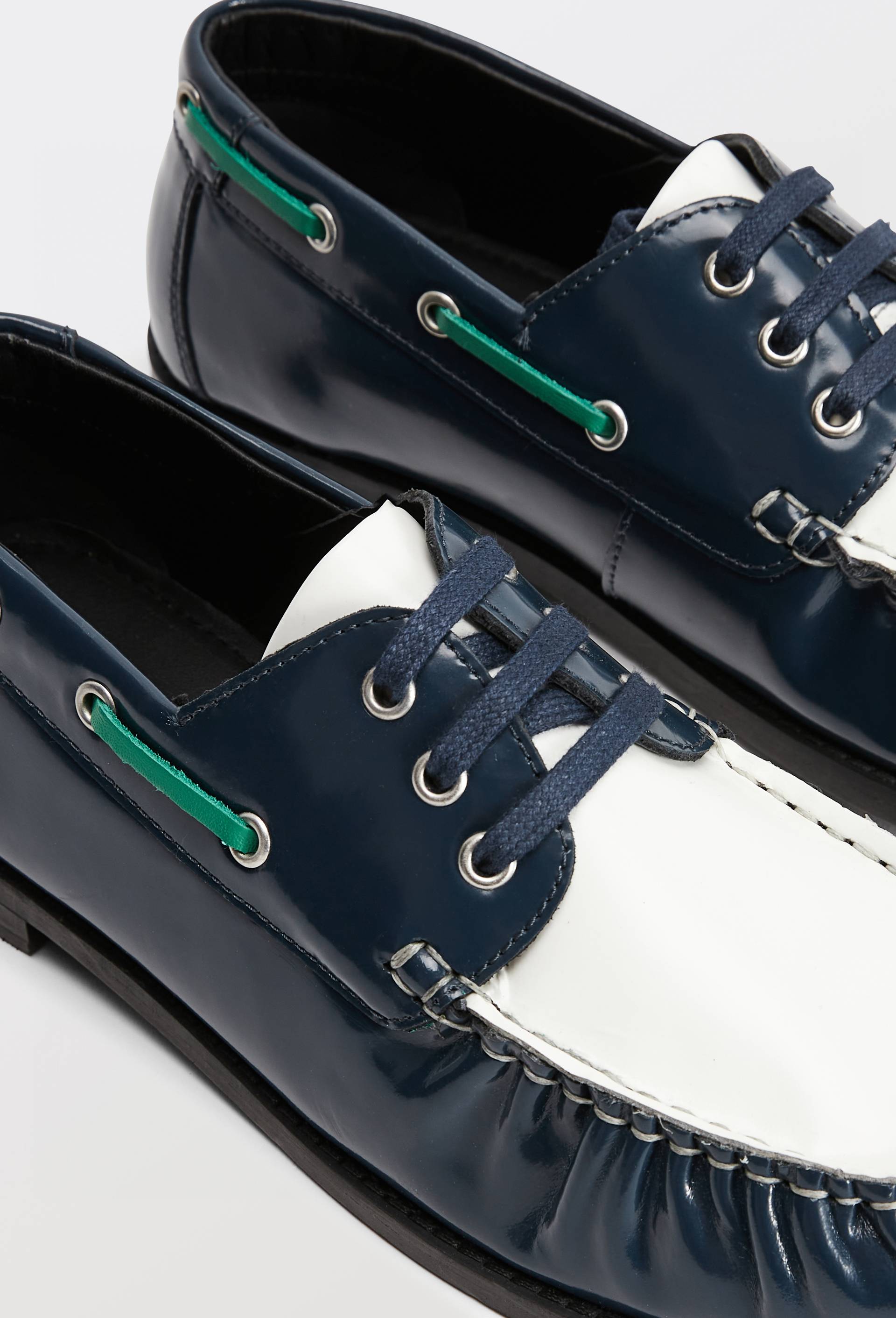 Chaussures bateaux bicolores en cuir, Bleu fonc&eacute;, large image number 2