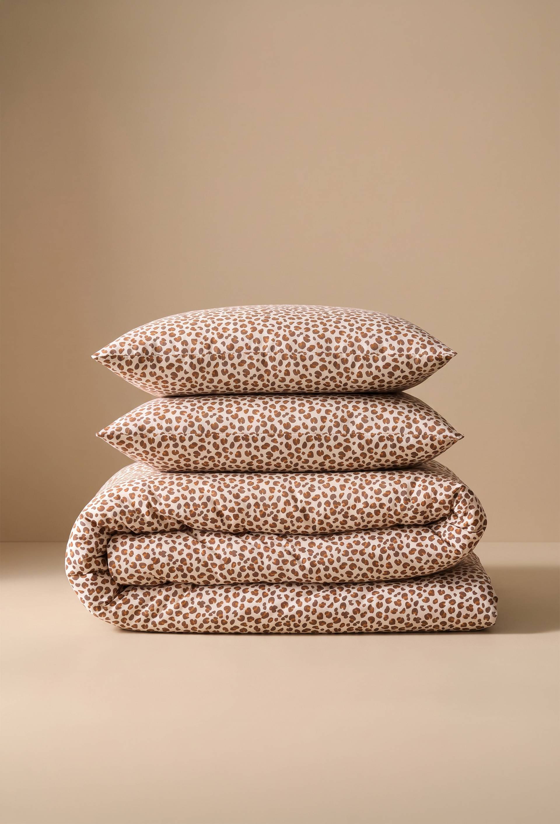Lot housse de couette et 2 taies carr&eacute;e 63x63cm imprim&eacute;e l&eacute;opard  , 100% coton bio GOTS, Brun, large image number 0.0