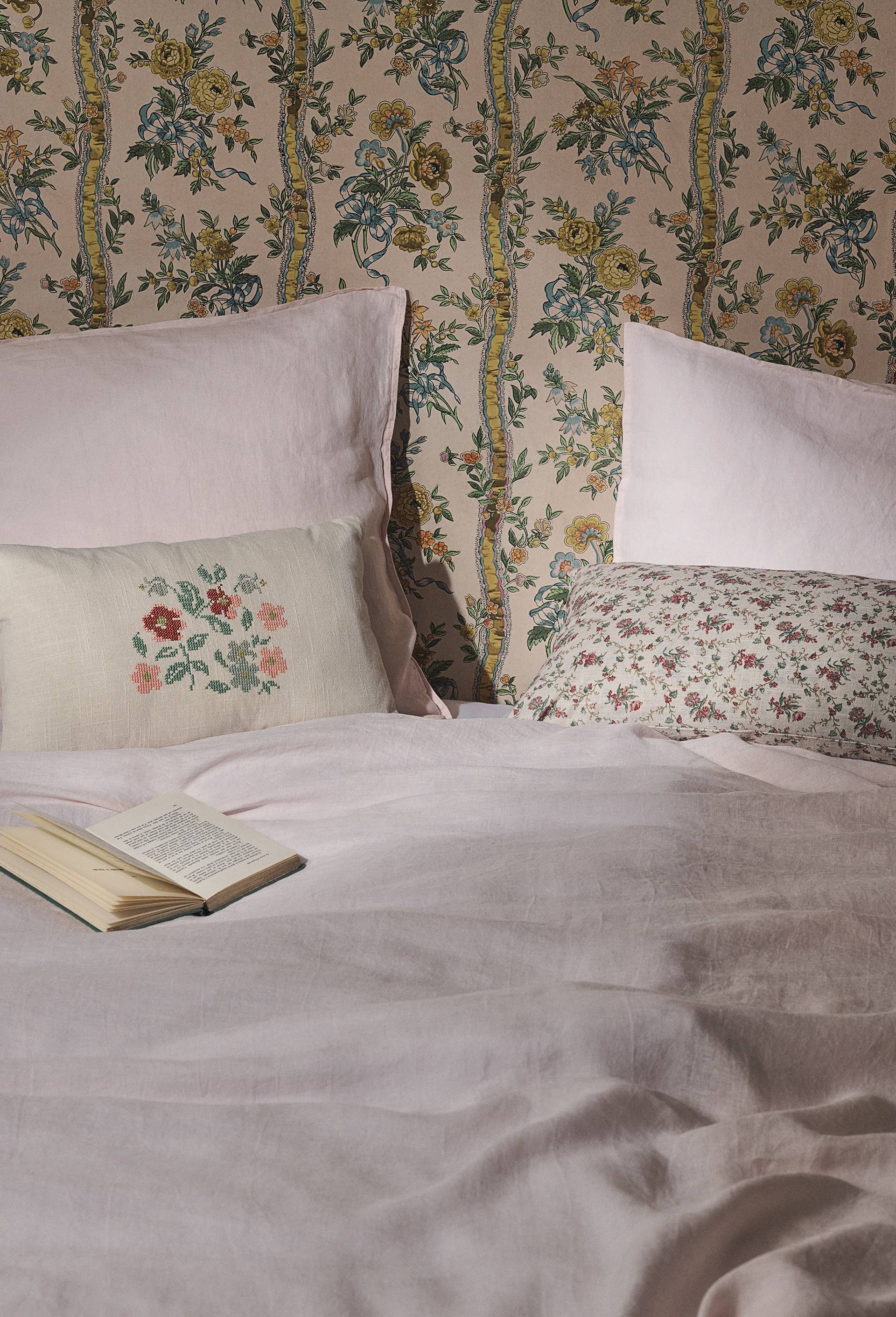 Coussin imprim&eacute; fleurs avec nouettes, 35x70cm, coton, Ecru, large image number 2.0