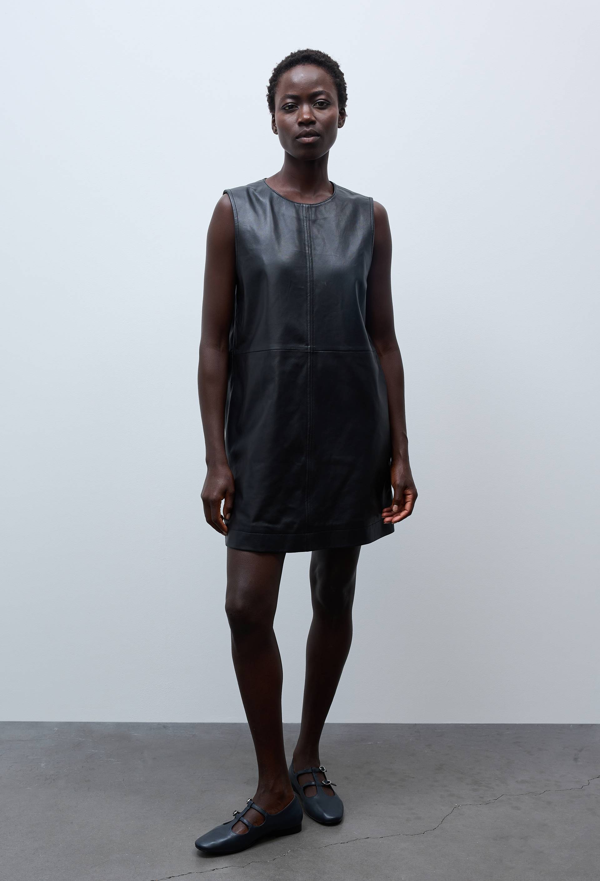 Robe courte sans manches en cuir, Noir, large image number 0.0