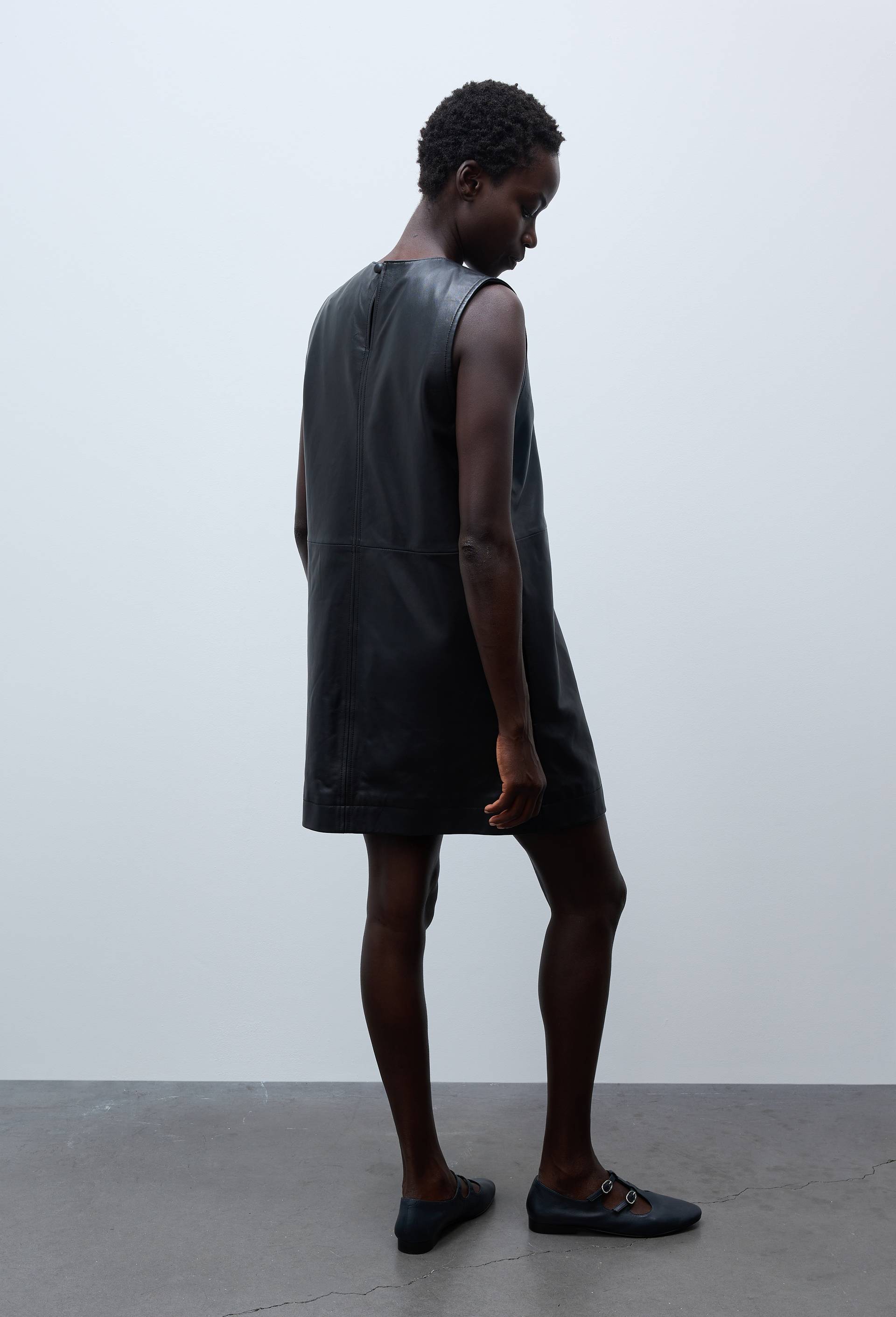 Robe courte sans manches en cuir, Noir, large image number 1