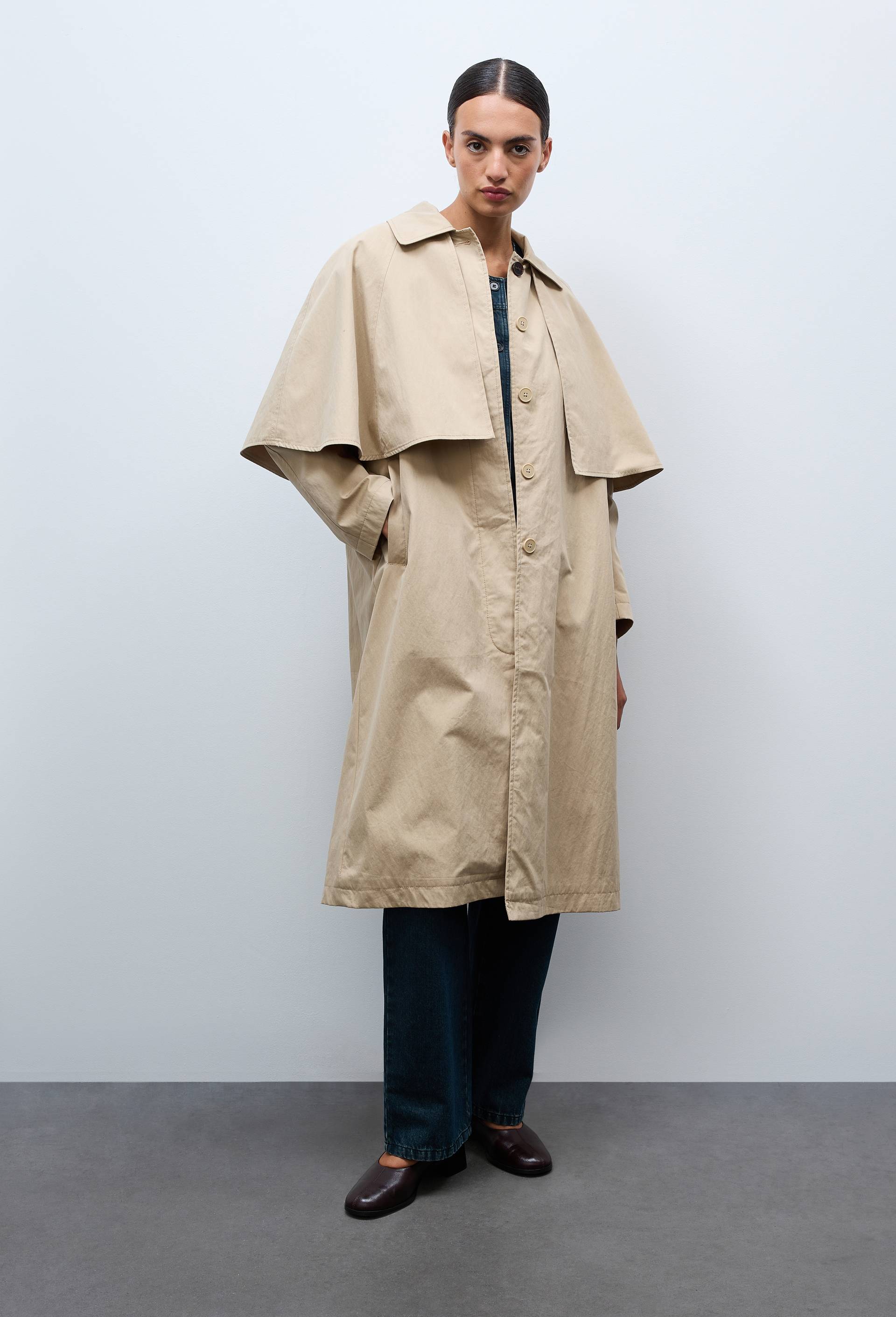 Trench long d&eacute;perlant avec col amovible contenant du coton, Beige, large image number 0.0