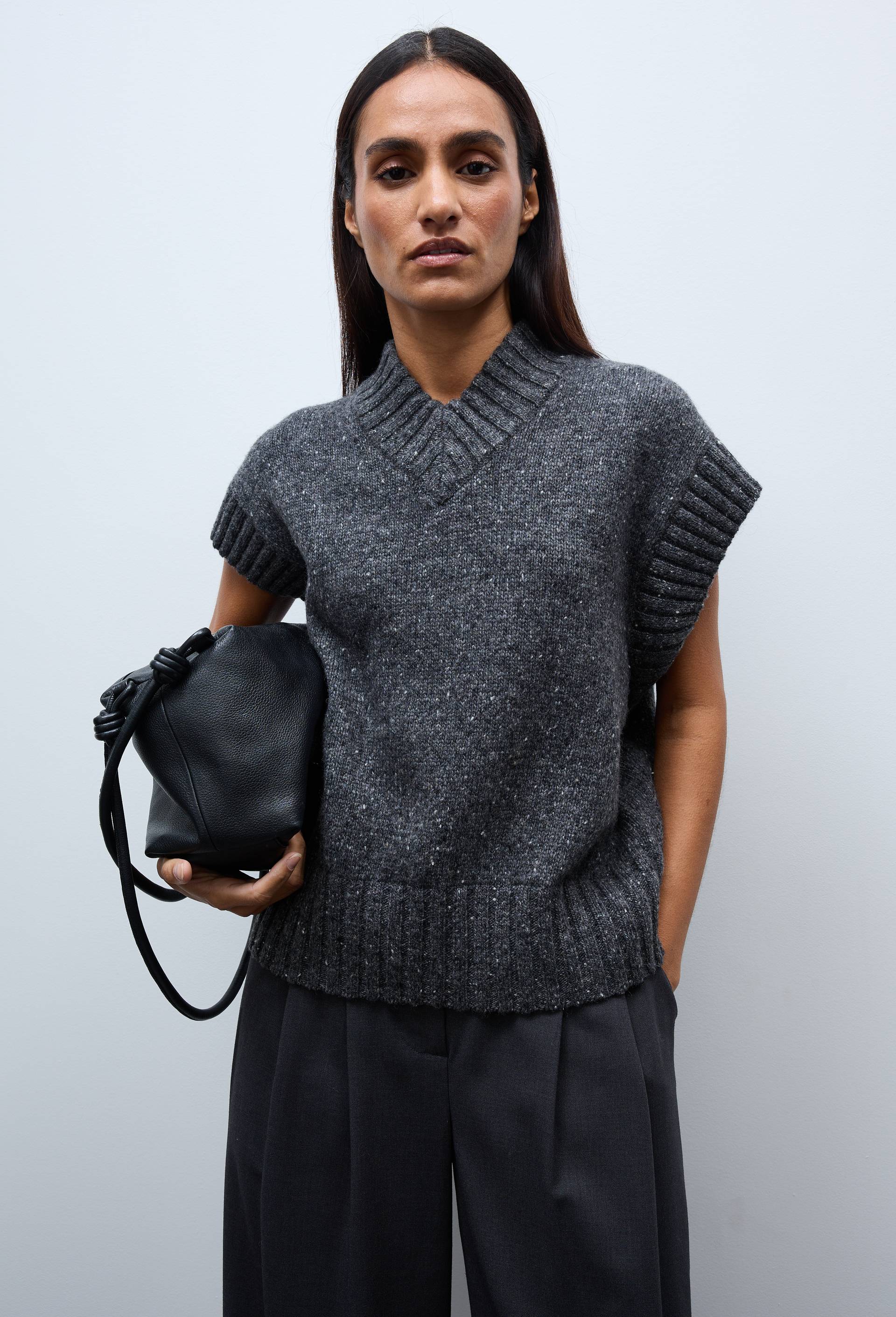 Pull sans manche col V contenant de la laine merinos, Gris fonc&eacute;, swatch image