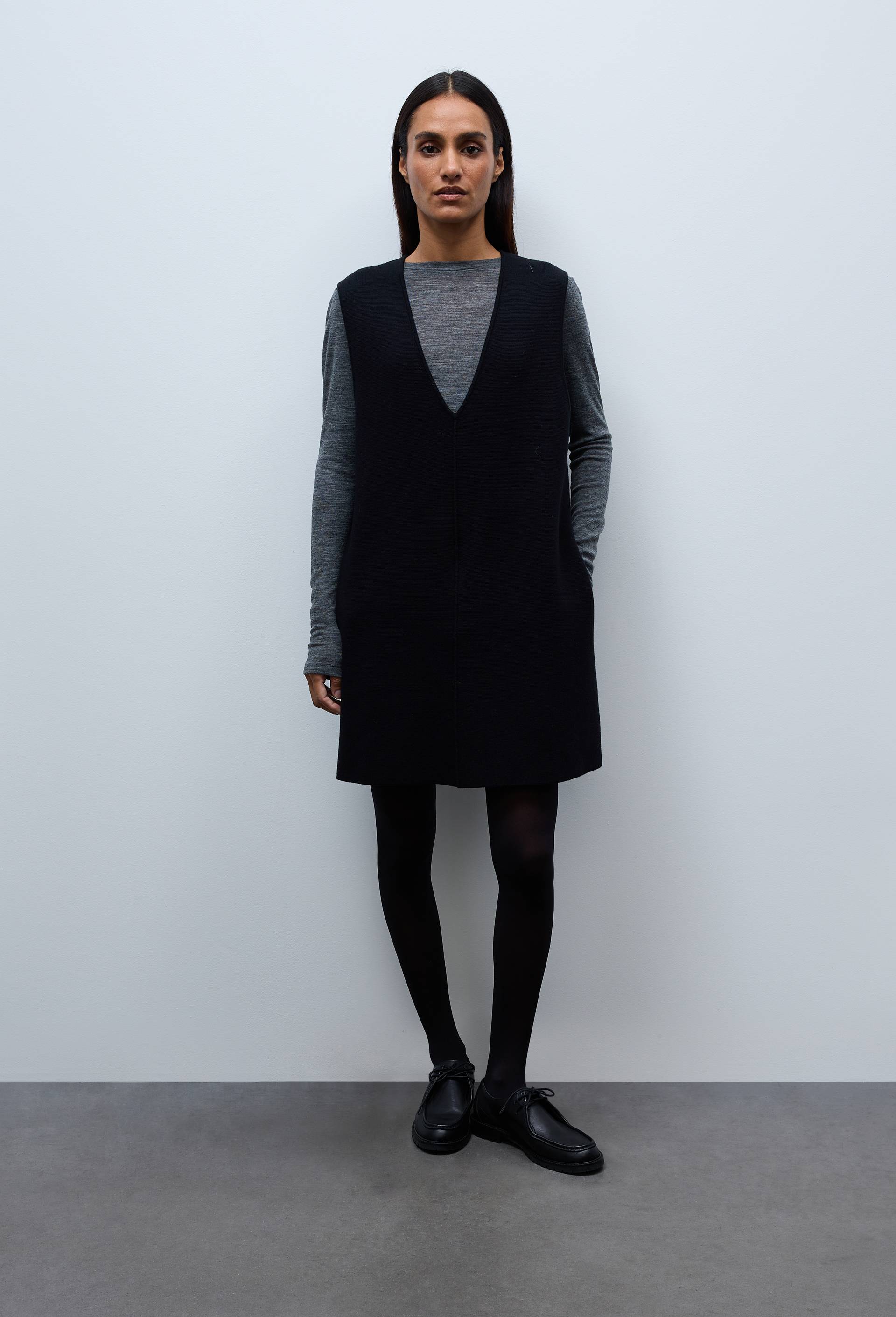 Robe col V courte en maille, Noir, large image number 0.0