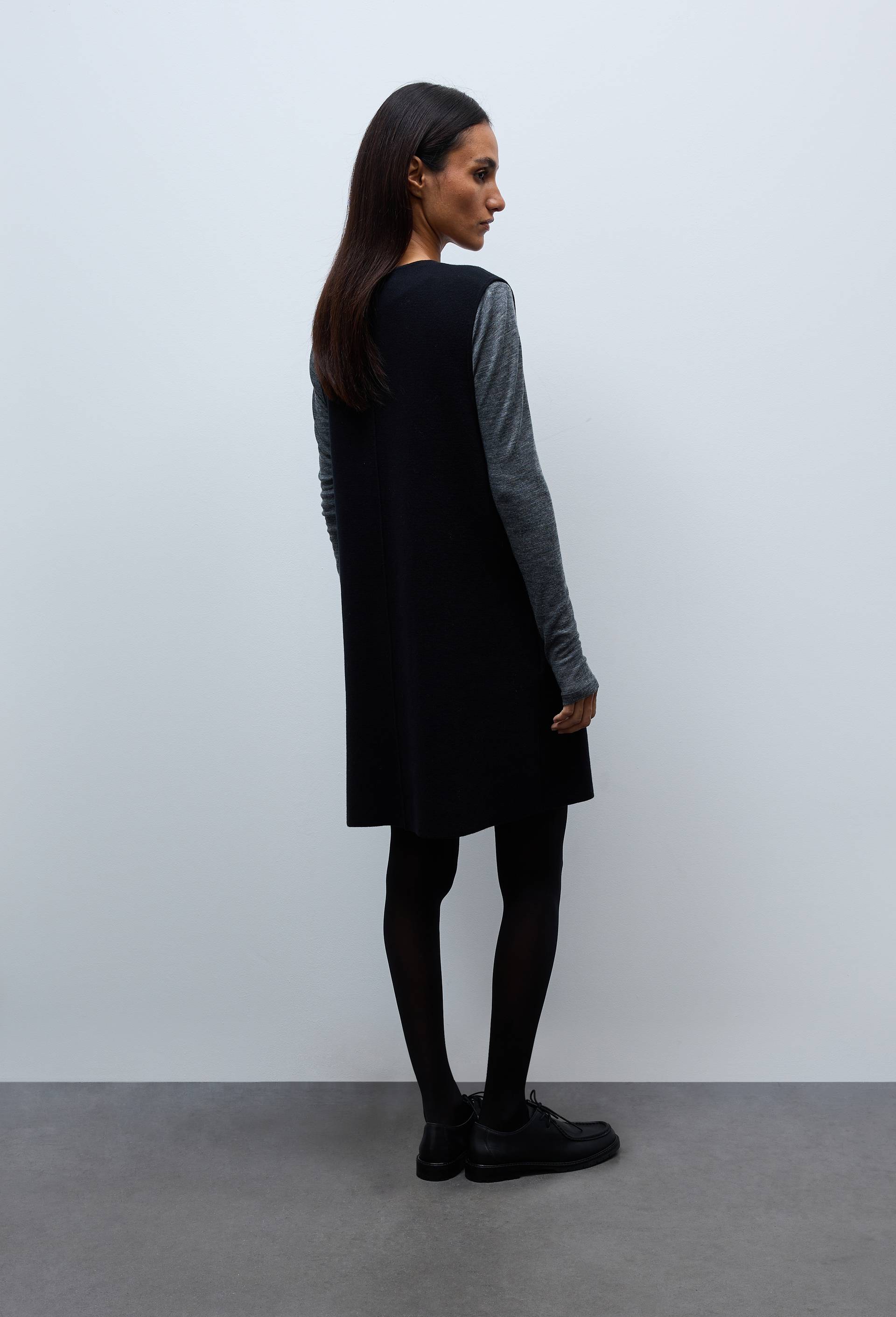 Robe col V courte en maille, Noir, large image number 1.0