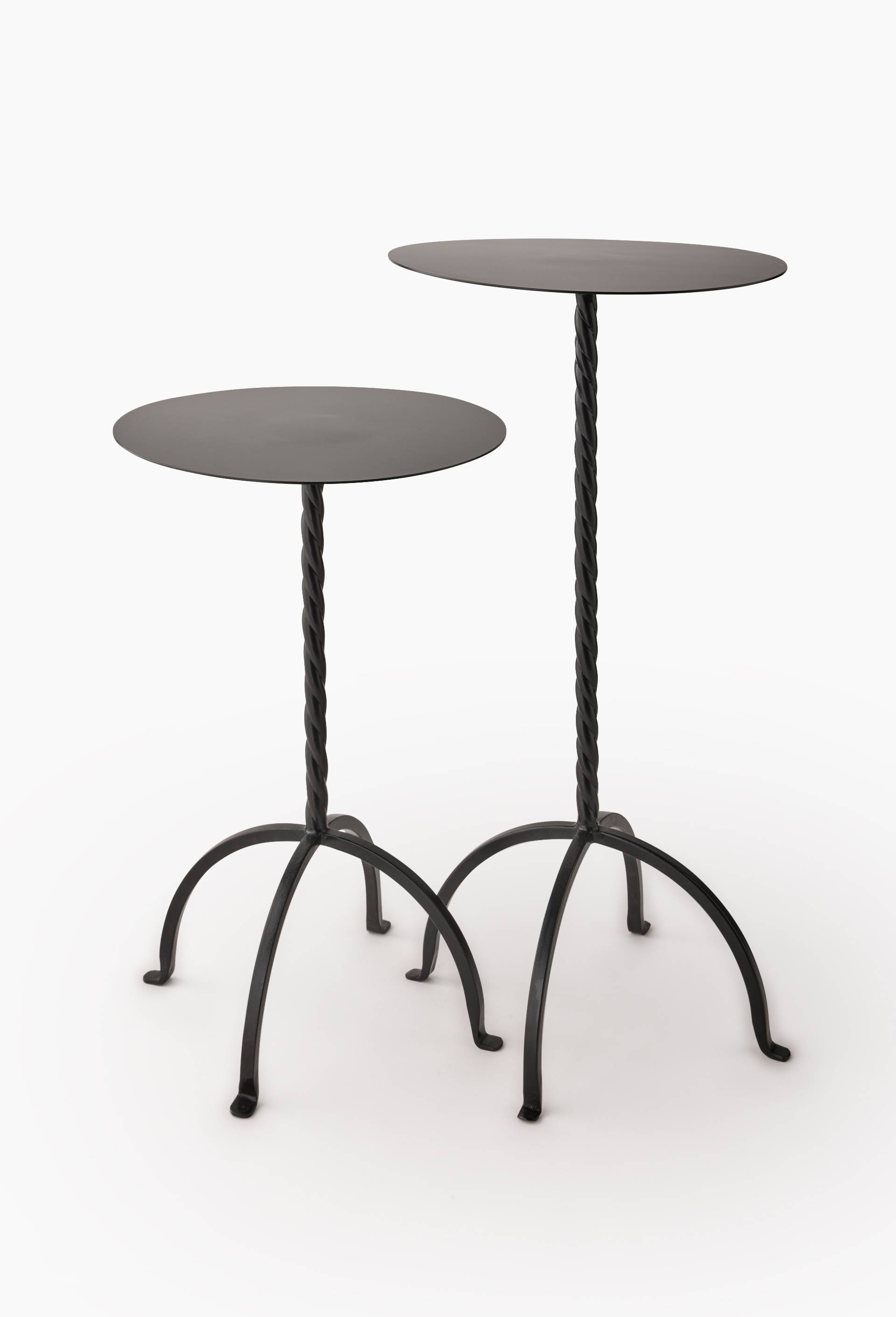 Table ronde twist&eacute;, 33x54cm, en m&eacute;tal, Noir, large image number 1.0