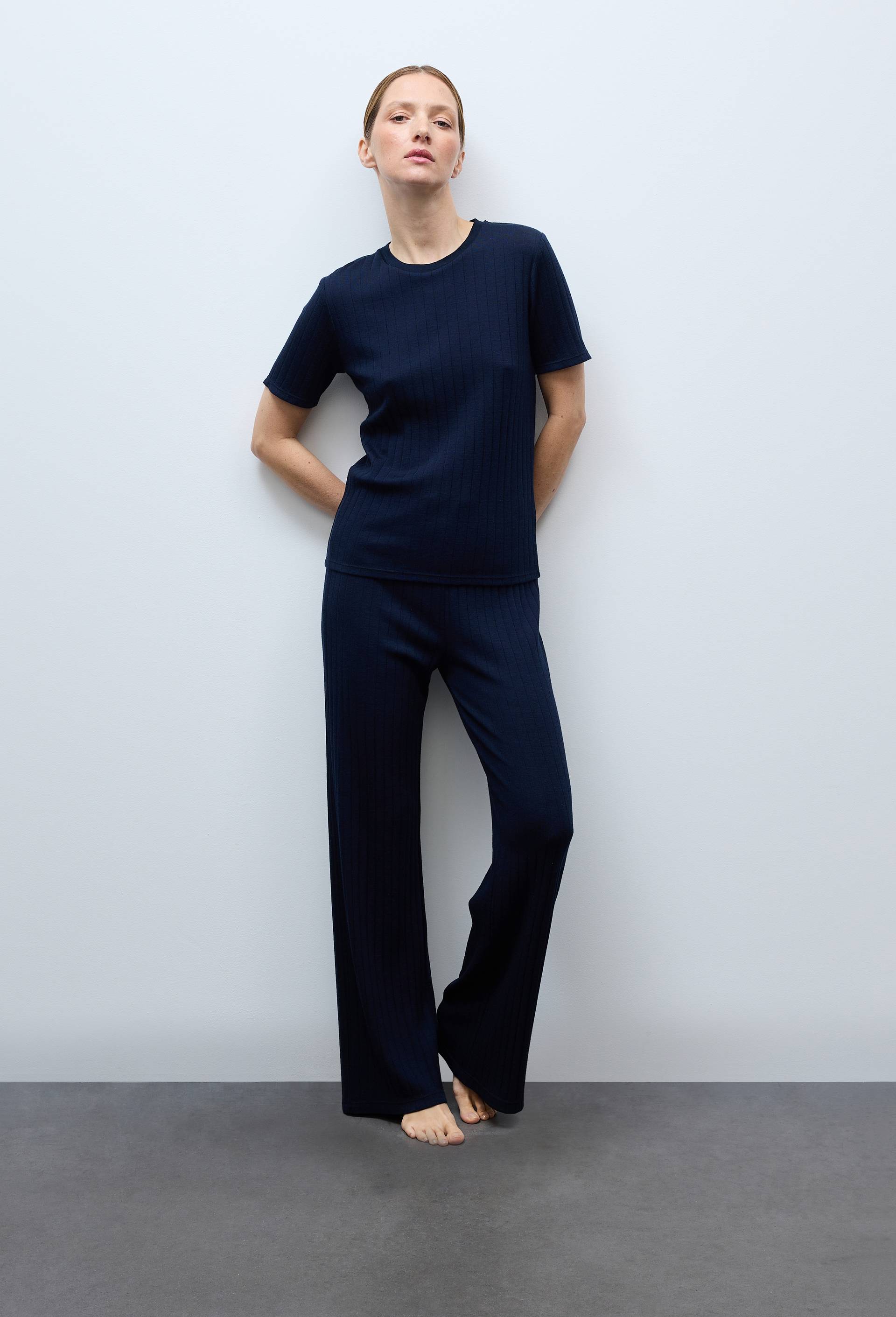 Pantalon uni en laine et soie, Bleu fonc&eacute;, large image number 0.0