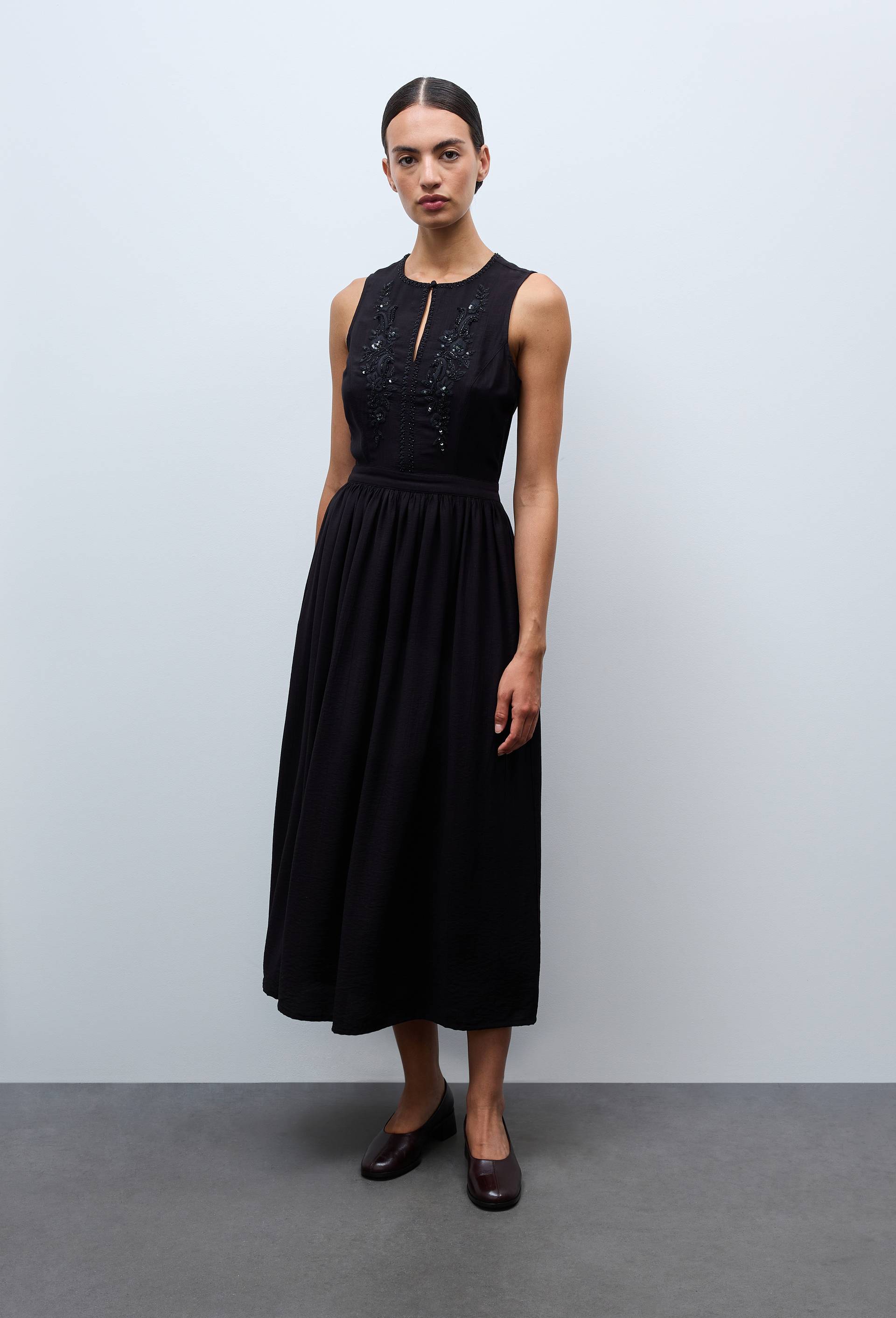 Robe longue sans manches cintr&eacute;e avec d&eacute;tail de broderies et perles, Noir, large image number 0