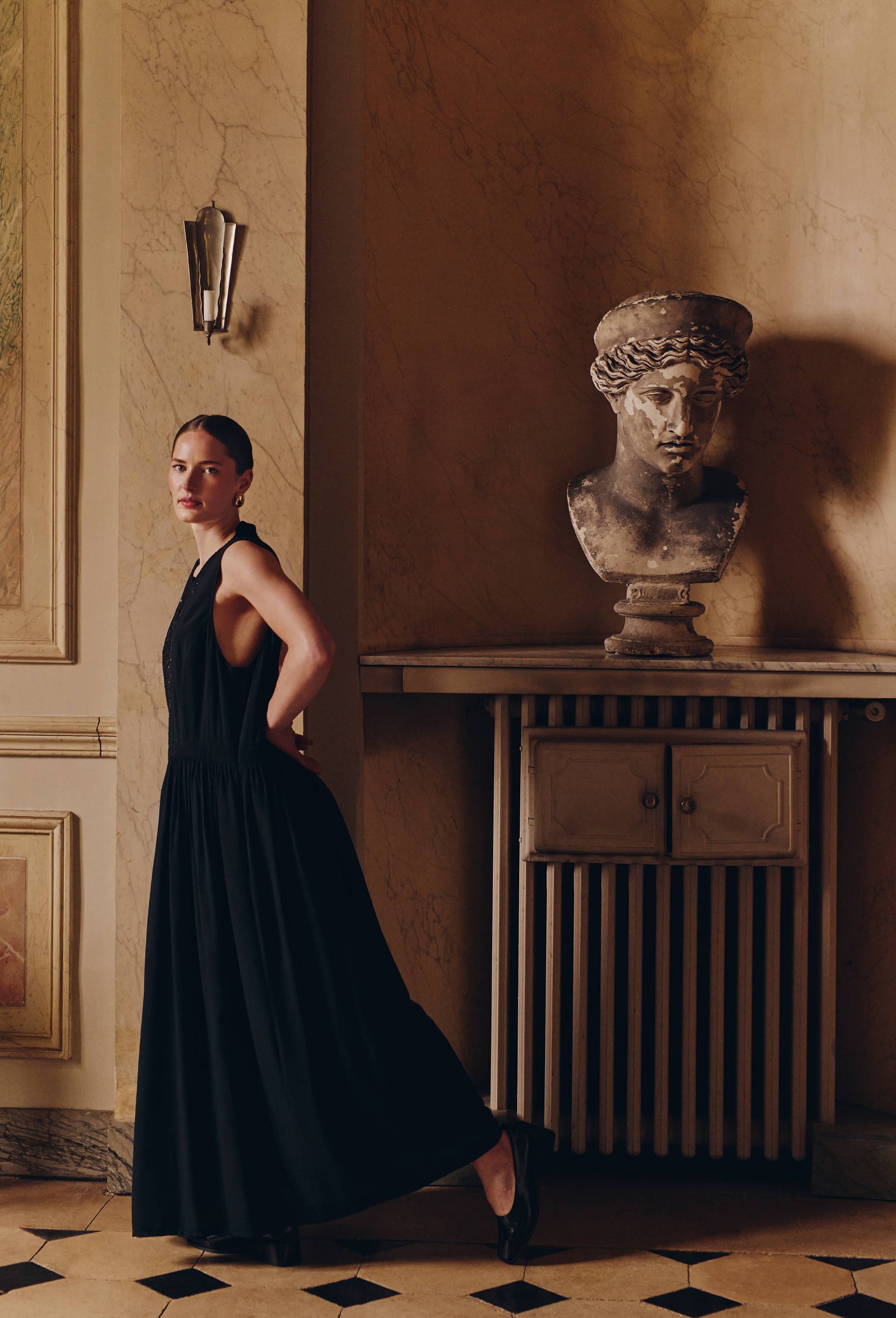 Robe longue sans manches cintr&eacute;e avec d&eacute;tail de broderies et perles, Noir, large image number 0.0