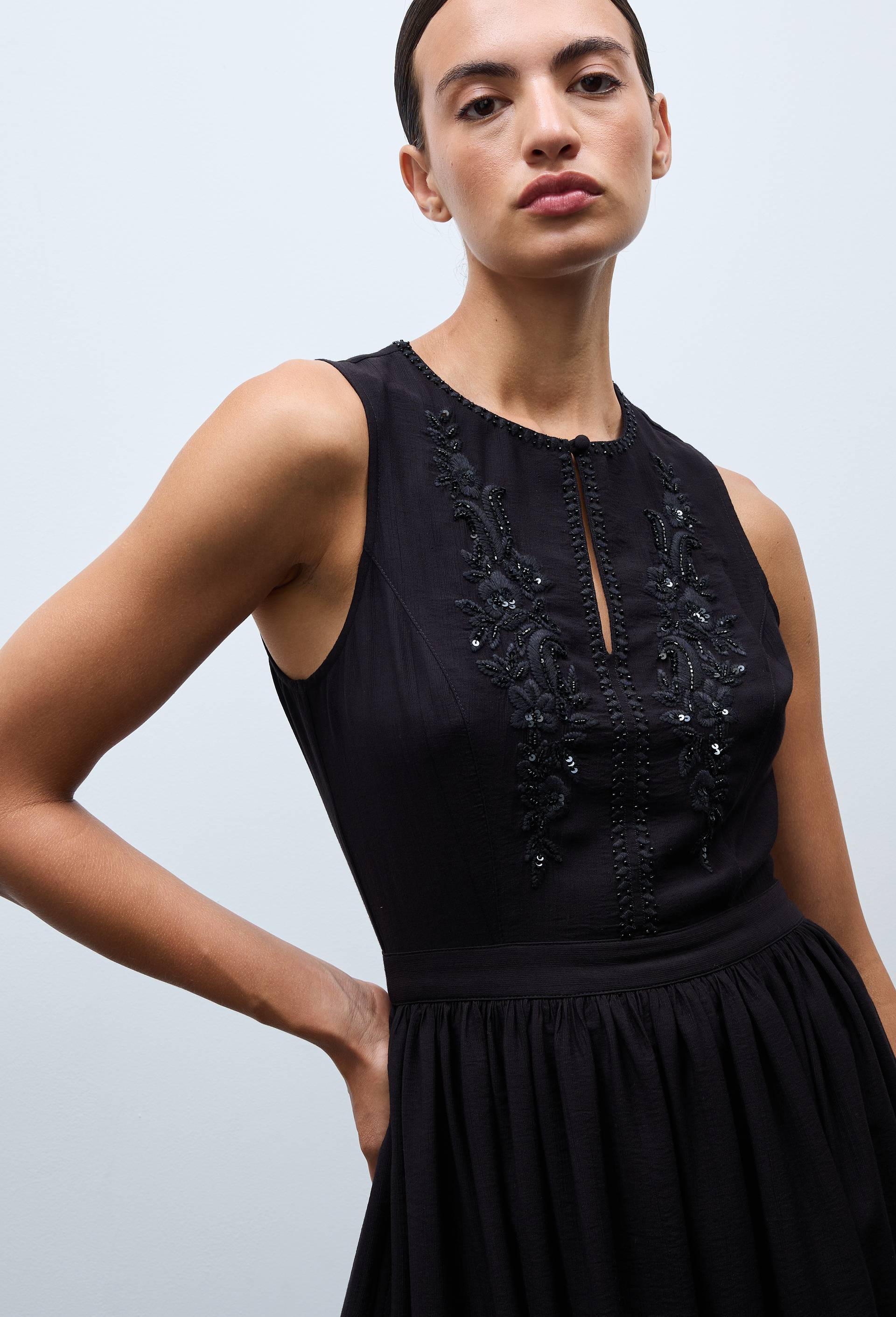 Robe longue sans manches cintr&eacute;e avec d&eacute;tail de broderies et perles, Noir, large image number 1