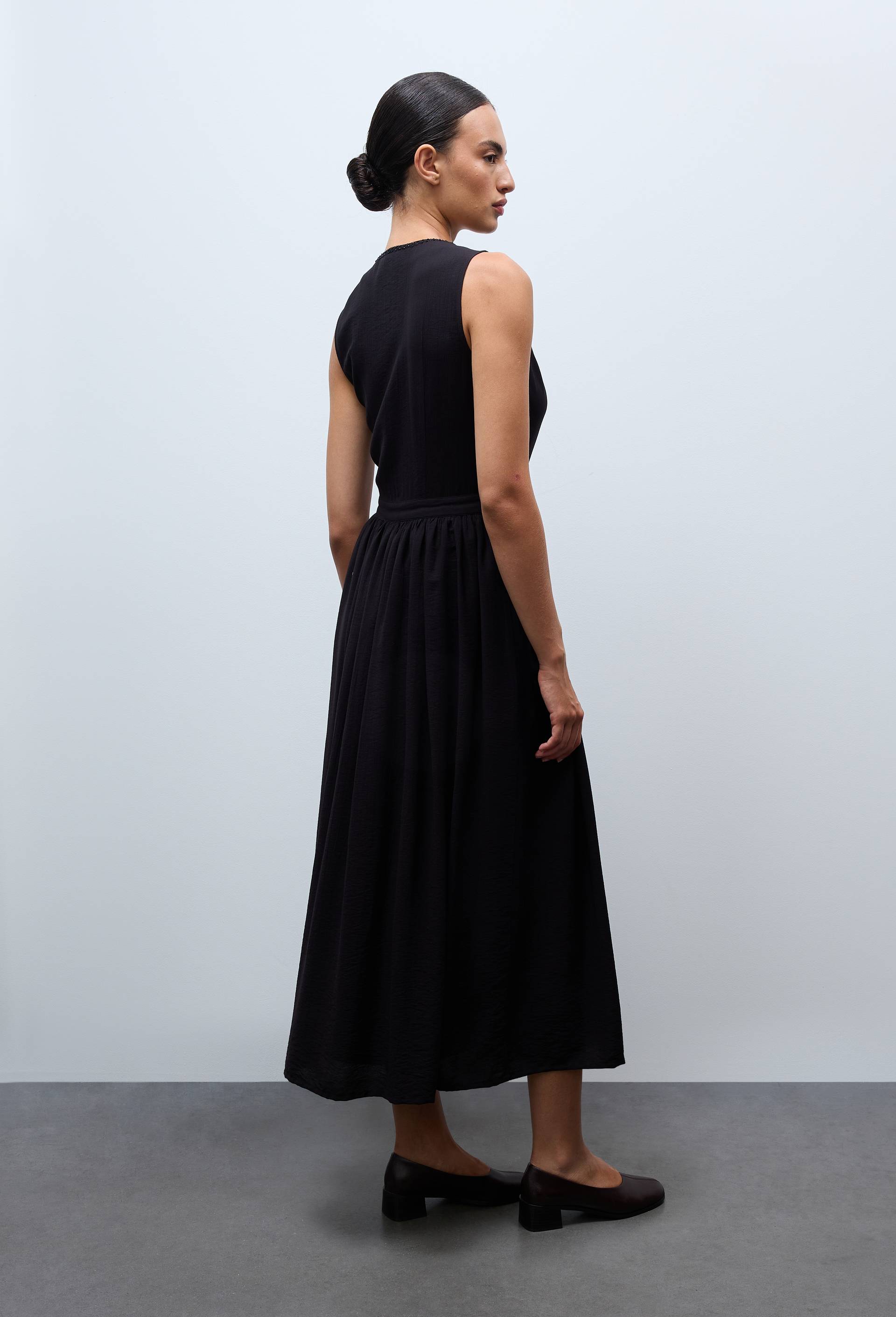 Robe longue sans manches cintr&eacute;e avec d&eacute;tail de broderies et perles, Noir, large image number 2.0