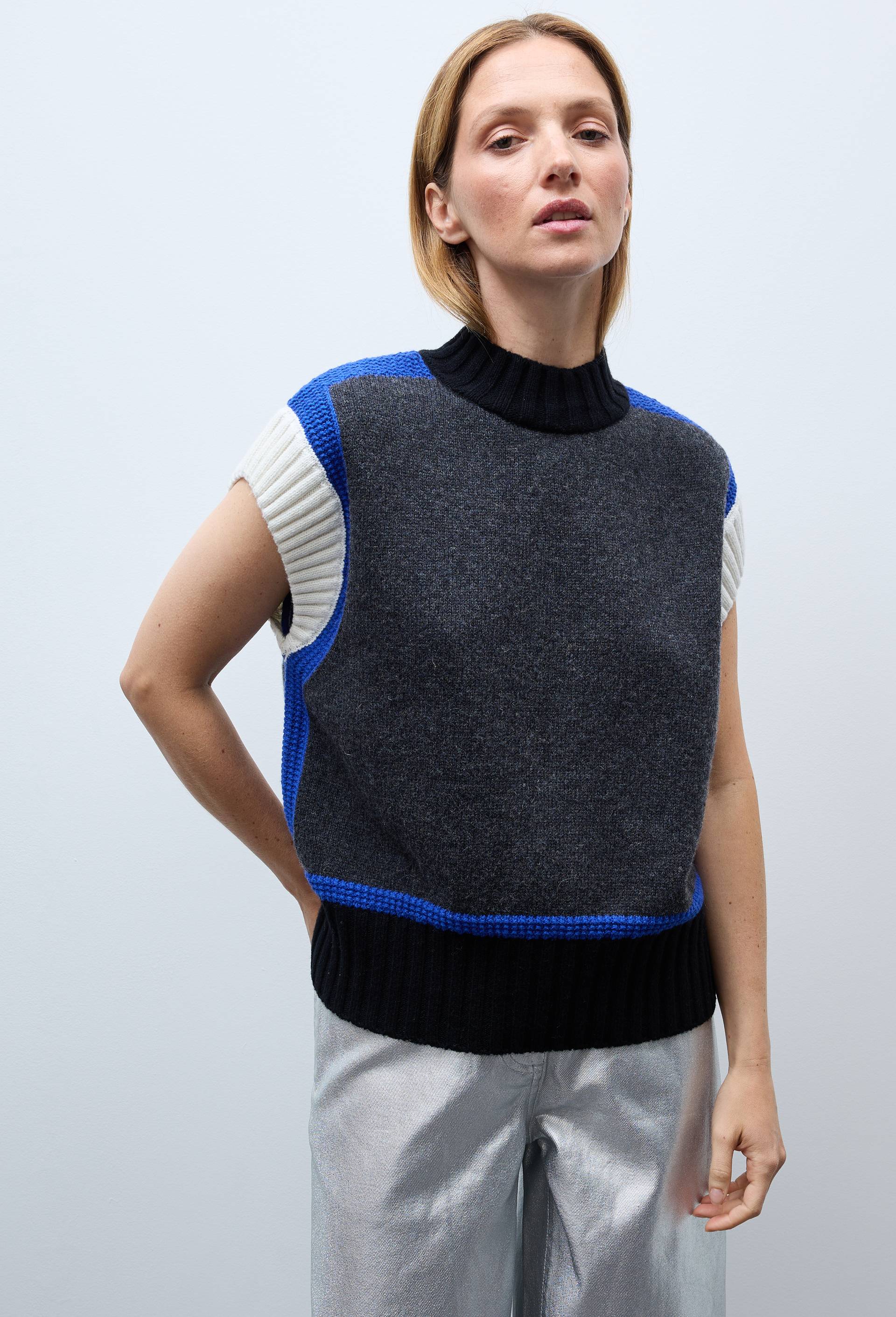 Pull sans manche contenant de la Laine