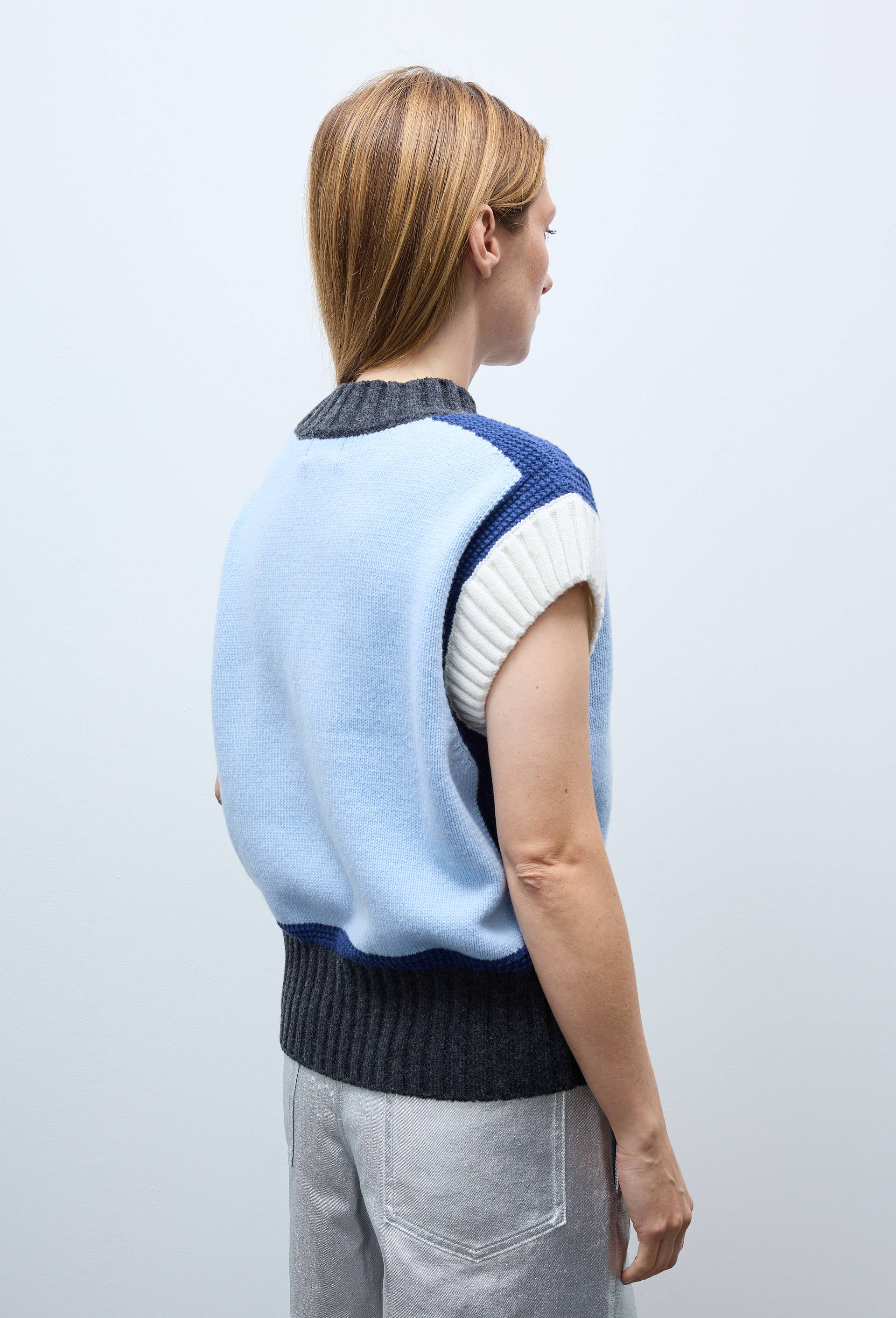 Pull sans manches contrast&eacute; contenant de la laine, Bleu, large image number 1.0
