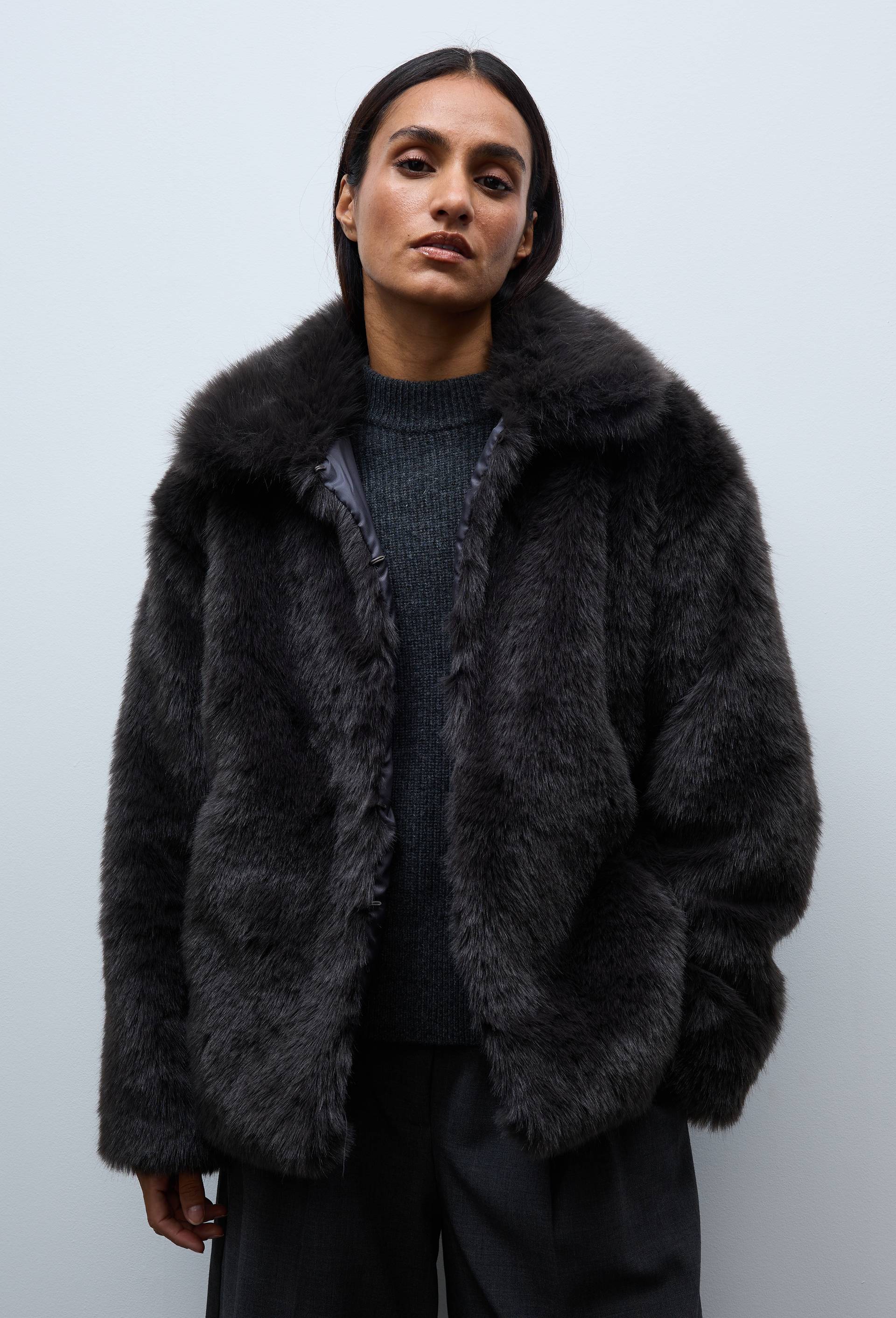 Manteau court en fausse fourrure, Gris fonc&eacute;, large image number 2.0
