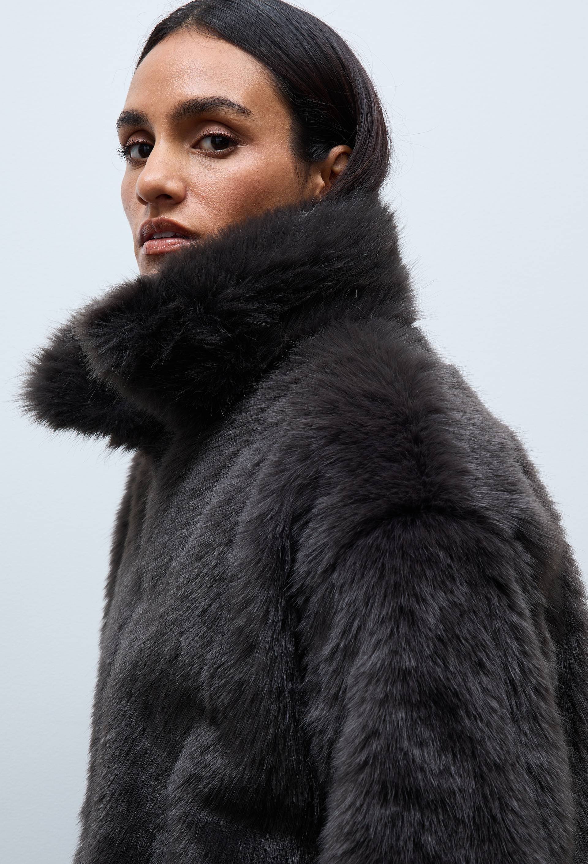 Manteau court en fausse fourrure, Gris fonc&eacute;, large image number 3