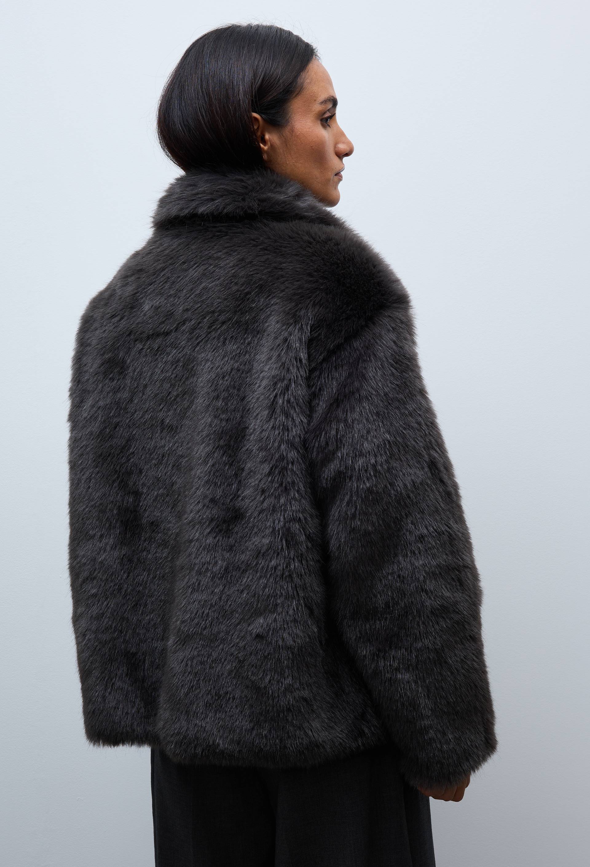 Manteau court en fausse fourrure, Gris fonc&eacute;, large image number 4.0