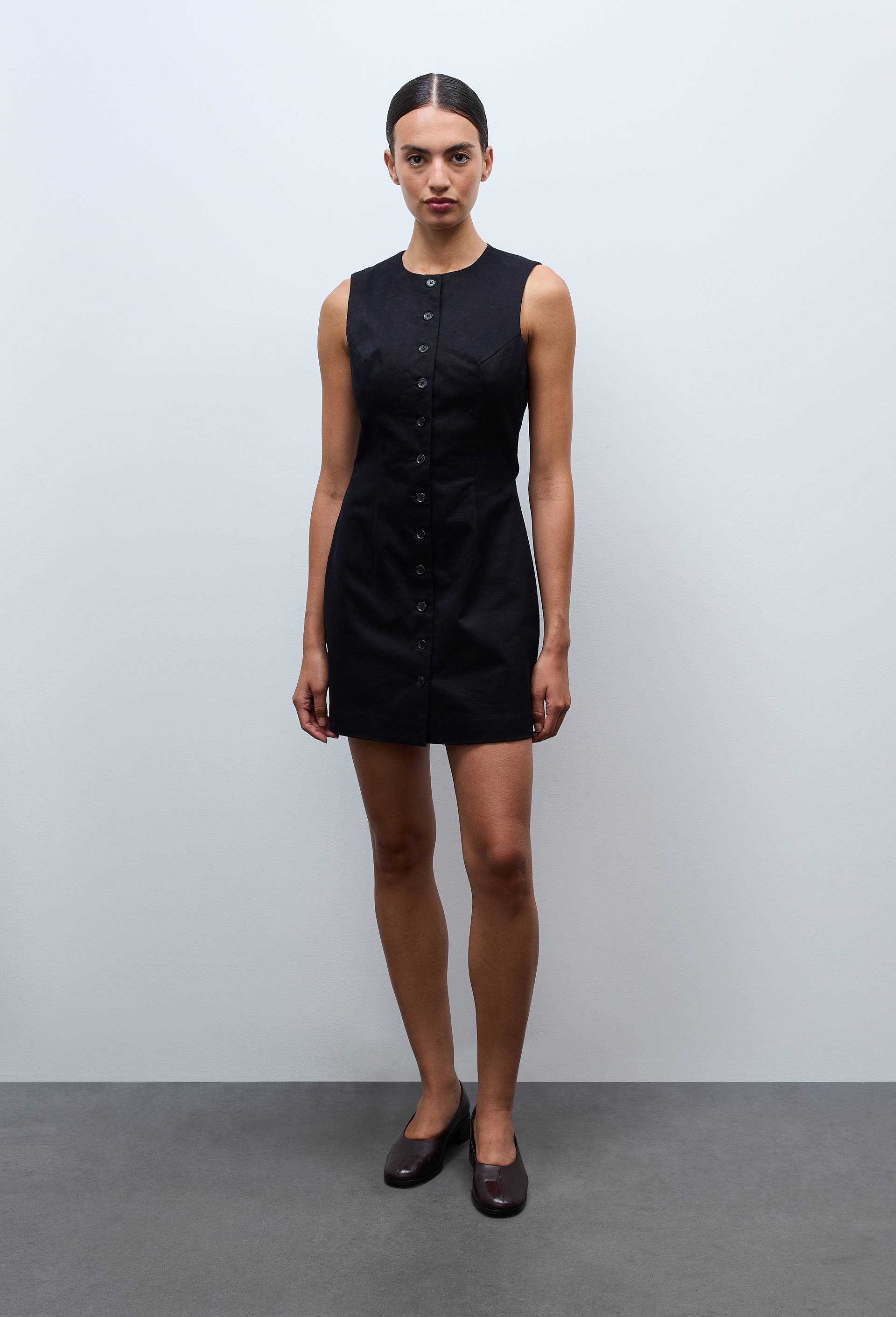 Robe courte unie sans manches contenant du coton, Noir, large image number 0