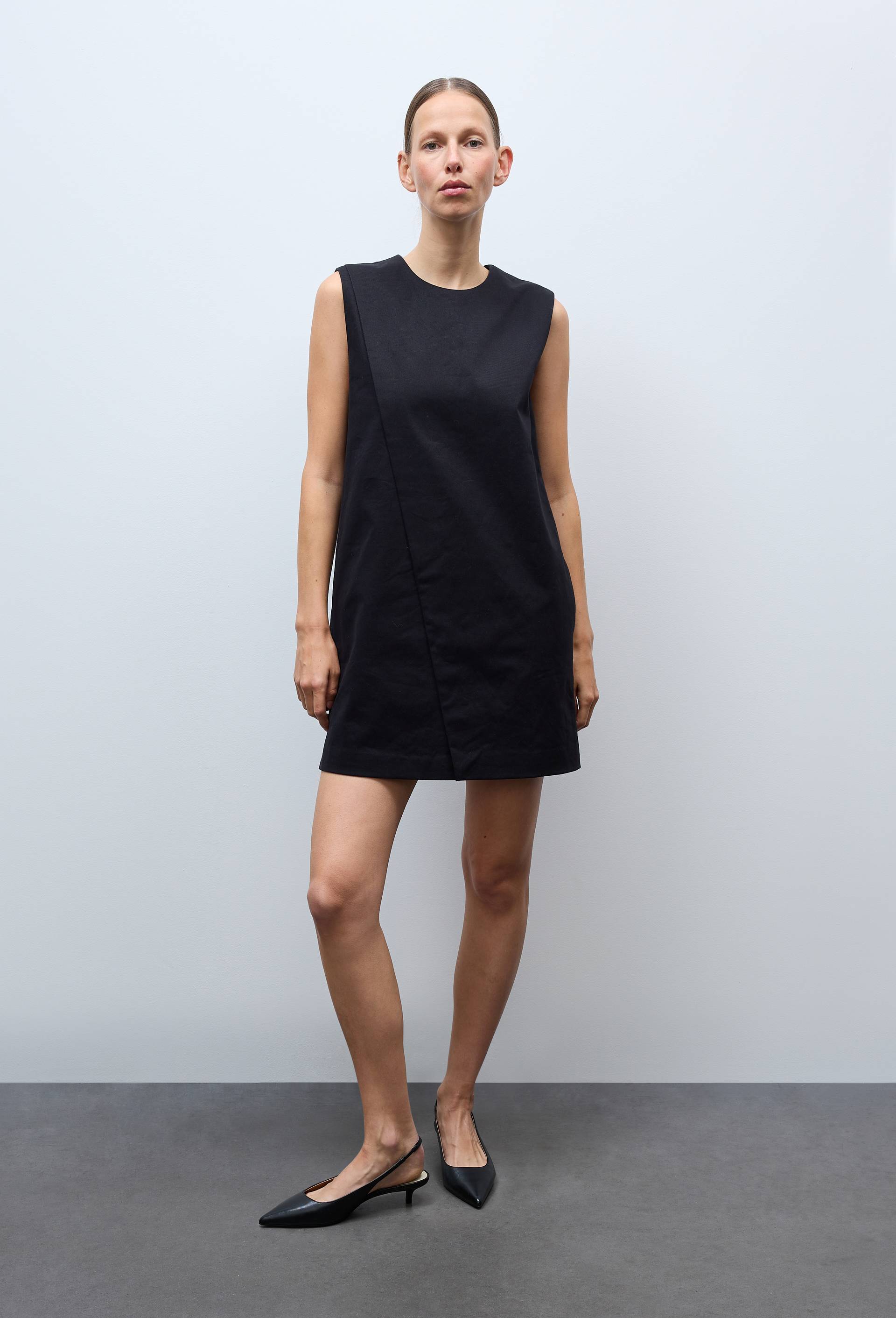 Robe courte sans manches unie contenant du coton, Noir, large image number 0